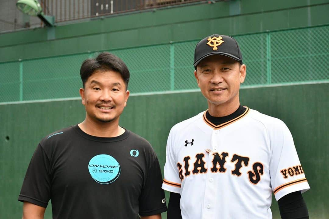 大西宏明さんのインスタグラム写真 - (大西宏明Instagram)「二岡さん✨✨  大学の大先輩❗️  先日のジャイアンツ球場で📸 初めて撮って頂いたかも😁  僕の野球人生で1番バットを振った期間って⚾️二岡さんと自粛トレを一緒にさせて頂いた2週間だとハッキリ言えます‼️  それほど先輩は練習の虫でした💪  きっとジャイアンツの若い子はめっちゃ成長するんやろなぁ✨  #読売ジャイアンツ  #三軍監督 #二岡智宏 さん #近畿大学 #先輩 #プロ野球選手 #監督 #野球 #読売巨人軍  #ジャイアンツ #野球好きな人と繋がりたい  #明日 #ロッテ戦 #浦和球場 #新幹線なう  #smile #ほなっ！！」9月17日 19時20分 - ohnishi_hiroaki_0428