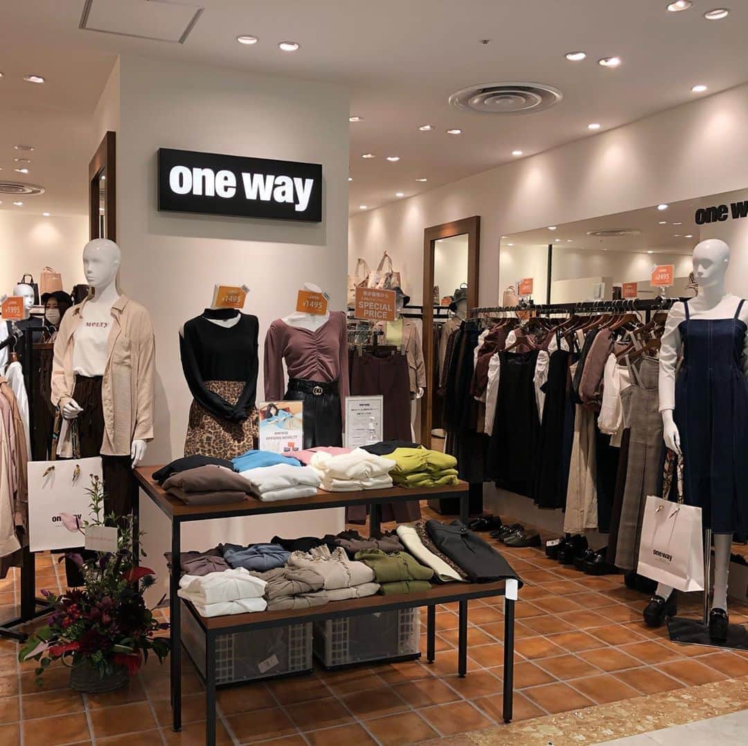 のインスタグラム：「【西館4Ｆ/ one way】﻿ 💥9/17. RENEWAL OPEN💥﻿ ﻿ オシャレに敏感な女性のためにトレンド&キュートなテイストのオリジナリティあふれるアイテムを提案❗️﻿ デザイン性と着こなしの楽しさで「いつも自分らしさを失わない」ファッションをトータルにサポートします。 ﻿ onewayでは毎週『Mail magazine』を発行しております。 ﻿ 新作や店舗のSALE等、one wayに関する新着情報を手に 入れて下さい! ﻿ 以下のアドレスに空メールを送ると、登録フォームが返信されます。  . (mobile) ow@am.ad . (PC) ow@jm.ad﻿ ﻿ #ワンウェイ#oneway#レディース#ファッション#アパレル#名古屋#栄#矢場町#名古屋パルコ#PARCO#nagoyaparco﻿」