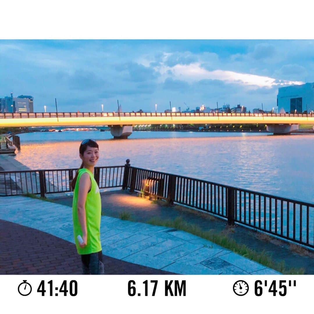 遠藤朋美さんのインスタグラム写真 - (遠藤朋美Instagram)「夕暮れの中を走ってきました。 ・ ドディです、こんにちは ・ 夏至から早3か月どんどん日が短くなって、秋分の日間近ですね。 夕方は‪17時半くらいから走り始めることが多いのですが、‬ 最近は夕日がきれいで、 走っていて本当に楽しいです。 ・ ・ ・ そんなこんなですが、昨日の続きです。 トマトとあんぱんの栄養バランスってどちらが良いのでしょうか。 （どうでも良い。） ・ 食べる量多い順にこんな感じが良いと示される日本政府スタンダードで検討します。 主食（炭水化物）⇒副菜（お野菜）⇒主菜（たんぱく質）⇒乳製品＝果物 ・ ・ ・ 皆様ご存知トマトには、ビタミンＣ，ビタミンＥ豊富で 抗酸化作用の強いリコピンが含まれていて、健康的。 ・ でも、今はそんな話ではありません。 バランスのお話をすると、２番目に多めにとることを推奨されている、お野菜のみです。 ・ でもって、あんぱん ぱんと、餡。 餡とは、ざっくり言うと砂糖と小豆のまぜものです。 ・ 小豆って、野菜でしょうか？ 穀物でしょうか・・・？国によってはお豆を主食とする国もあるくらいなので、 際どいところです。 ・ 西東京市のＨＰのコラムによると、（たまたま出てきました） 緑のままのお豆はお野菜、乾燥させたりすると穀物として分類されるんだそうです。 ・ そのためあんぱんは・・・すべて、すべて、主食ジャンルに入れられてしまう気がしてきました。 ・ 餡の中に含まれる小豆は、抗酸化作用を持つサポニンや小豆ポリフェノールが入っているとか 食物繊維が多いとかビタミンＢ1豊富とか、 今はそんな話ではありません。 ・ そんなこんなで、バランス的に、 トマトはお野菜とアンパンは主食と、推奨される１個の群のものしかとれていないので、 イコールな気がしました。 ・ ・ ・ ドディさんは、トマトもあんぱんもどちらも好きなので、 どちらもおいしく食べたいと思います。 ・ 冬に木村屋のアンパンランをしましたが、 また走って木村屋でアンパン食べて帰ってきたいです。 ・ ・ ・ #ドディ #世界を走れドディ #ランニング女子 #ランスタグラマー #running #Marathon #Laufen  #달리기 #마라톤 #跑步 #马拉松 #走るの好きな人と繋がりたい  #健康生活 #健康」9月17日 17時54分 - aristocatsthe817