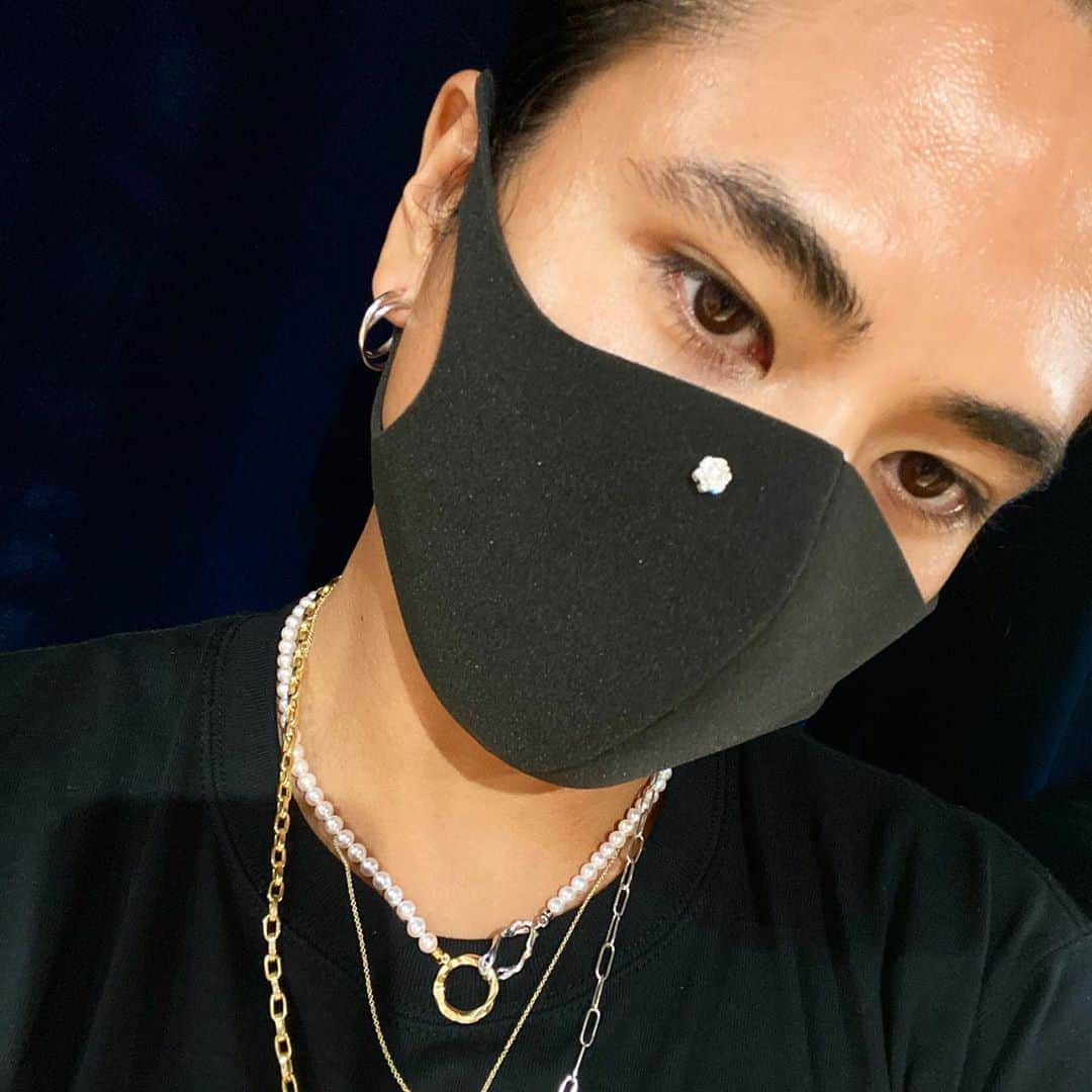 稲木ジョージのインスタグラム：「@milamorejewelry diamond mask pierce, anyone? 😷👃 ダイヤの鼻ピアスマスクw」