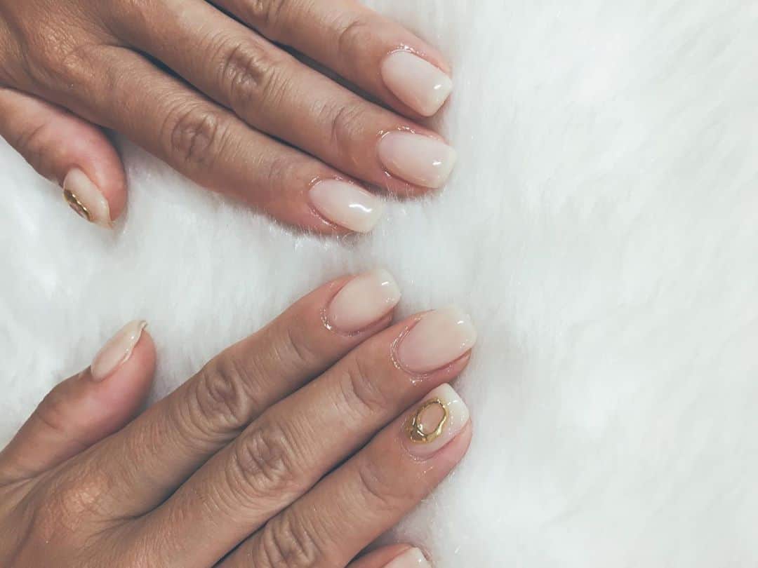 藤田敦子のインスタグラム：「ㅤ ねーろさん @nes.nail にお願いして ベースのジェルを残したままにできる ジェルネイルにしてもらっているので 自爪弱らなくて本当にありがたき❤️ ㅤ 前と同じく、この投稿を見た方限定で 新規ネイルが40%オフ、マツエク30%オフに。 ご予約時、わたしのインスタを見たと お伝えください😘 ㅤ 次回はまつパいこっと❤️」