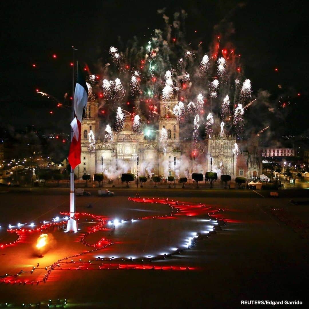 ABC Newsさんのインスタグラム写真 - (ABC NewsInstagram)「Fireworks explode over the Metropolitan Cathedral and National Palace as Mexico celebrates the 210th anniversary of its independence from Spain at Zocalo Square in Mexico City. #fireworks #mexico」9月17日 17時57分 - abcnews