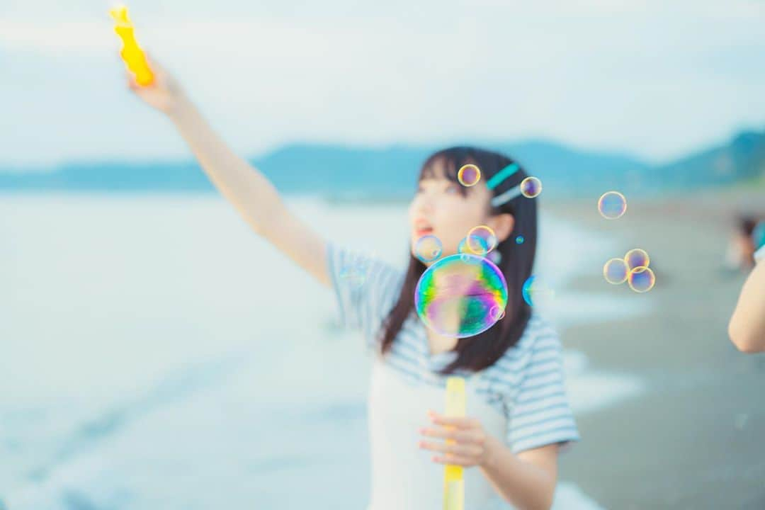 山田なる（ナルハワールド）さんのインスタグラム写真 - (山田なる（ナルハワールド）Instagram)「🐳🐠☁️﻿ ﻿ ﻿ シャボン玉楽しかった🐚🎐﻿ ﻿ ﻿ #シャボン玉 #海 #海辺 #夕日 #後ろ姿 #映え #映え写真 #エモい #エモい写真」9月17日 18時00分 - naruhaw