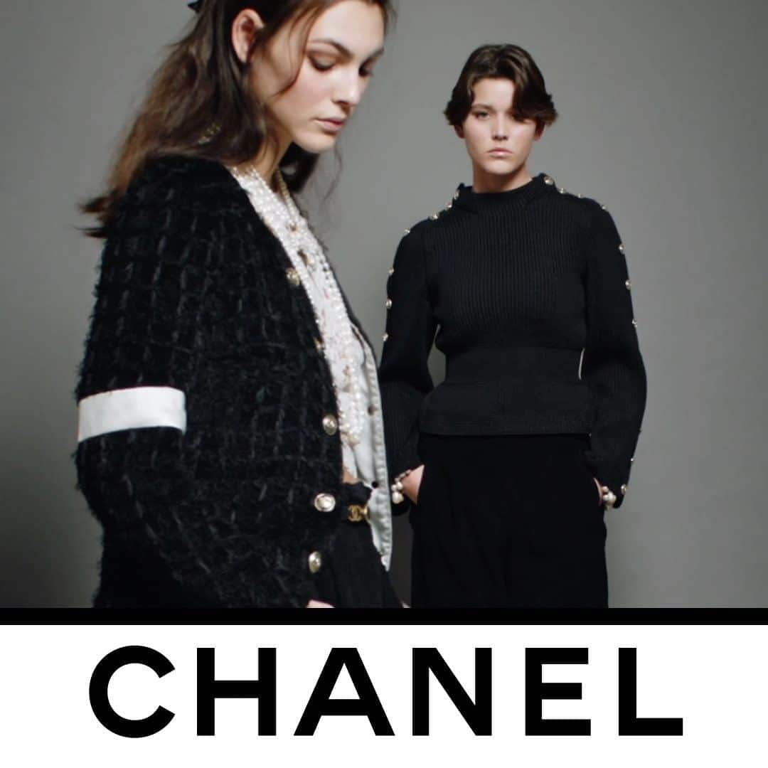 のインスタグラム：「The spirit of the CHANEL Fall-Winter 2020/21 Ready-to-Wear collection, free and in motion, comes with a masculine-feminine twist. Now in boutiques.  Video by Guillaume Delaperriere.  #CHANELFallWinter #CHANEL @Le19M #Le19M @MaisonDesrues #Desrues @Lesage #Lesage @GuillaumeDelaperriere @Vittoria @VivienneRohner」