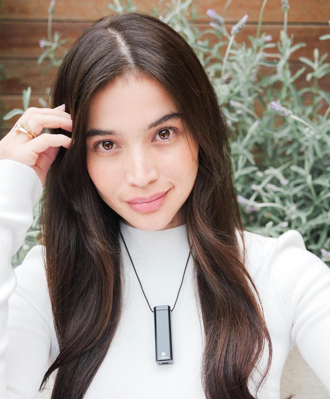 アン・カーティスのインスタグラム：「Introducing the new Cherry Ion LITE. A smaller and lighter personal air purifier that emits 20 milllion negative ions that can help take away harmful airborne pollutants that come from bacteria, smoke, dust and can cause asthma and allergies. Comes in different colours too. ❤️ Thank you my Cherry Family for sending over for my family. Miss you guys!! Stay Safe and Healthy! @cherrymobileph #cherryionlite」