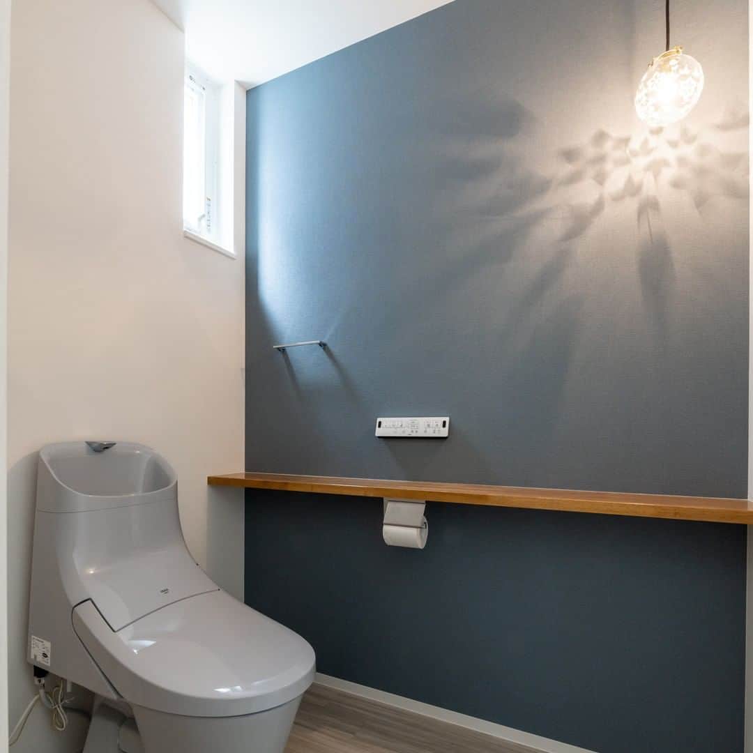 カナルホームさんのインスタグラム写真 - (カナルホームInstagram)「デザイン照明を取り付けたトイレ。ブルーのクロスに雪の結晶形に漏れる光が綺麗に映し出されています。 * 資料請求・・・@kanalhome_siryouseikyu . 施工事例・・・@kanalhome . イベント情報・・・@kanalhome_event * #カナルホーム #かなるほーむ #岡崎 #注文住宅 #一戸建て #木の家 #家づくり #工務店 #シンプルな暮らし #モダン住宅 #カフェのような家 #ナチュラルカフェ #デザイン住宅 #おしゃれな家 #かっこいい家 #かわいい家 #自由設計 #暮らし #トイレ #カフェ風インテリア #マイホーム計画 #アクセントクロス #施工事例 #デザイン照明 #照明 #LIXIL #住宅設備」9月17日 18時00分 - kanalhome