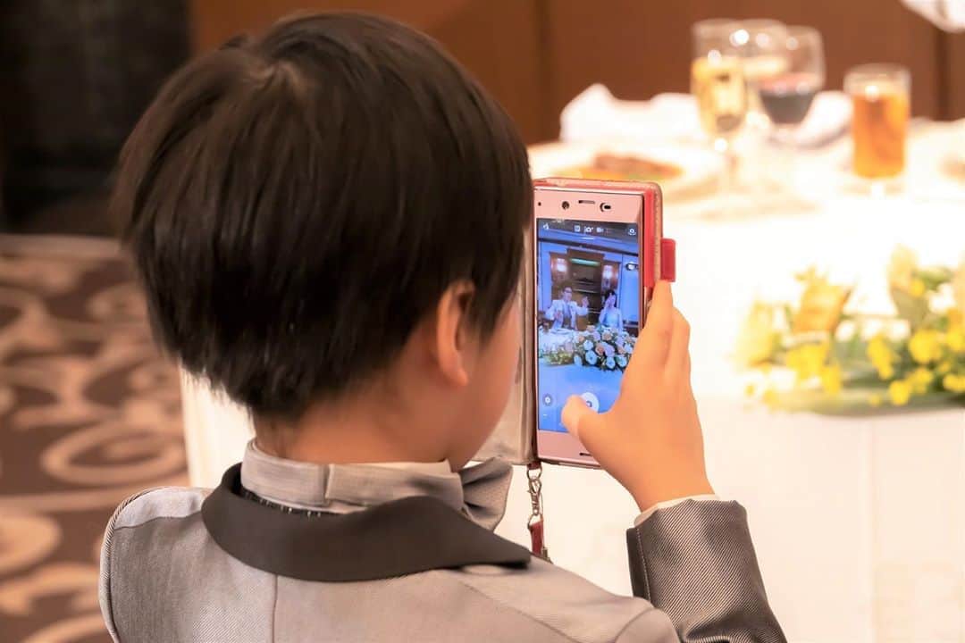 スマ婚/オフィシャルアカウントのインスタグラム：「@smakon_official  #スマ婚レポ の中から とってもかわいい演出#お子さまカメラ のご紹介📸  ご結婚式当日にゲストの皆さまは ご自身のカメラでお写真を撮影しますが 参加してくれているお子さまゲストにも 専用のカメラでお写真を撮ってもらいましょう📸💕  #写ルンです などのインスタントカメラを用意して 事前にお席にセッティングしておけば準備OK👌🏻  お子さま目線でのお写真は 味があって見ているだけで気持ちがほっこりします☺️  一生懸命撮影してくれているお子さまのご様子は ぜひプロのカメラマンにお願いして 残してあげてくださいね😉💡  －－－－－－－－－－－－－－－－－－ ＼#スマ婚レポ 紹介中📢／ スマ婚でご結婚式を挙げられた新郎新婦さまの ご結婚式当日の雰囲気やブーケ・ケーキといった ウェディングアイテムを#スマ婚レポ として ご紹介してまいります📋 これまでのスマ婚レポ は @smakon_official よりご覧ください🕊 －－－－－－－－－－－－－－－－－－  #スマ婚 #結婚式 #プレ花嫁 #式場探し #式場迷子 #プレ花嫁準備 #結婚式準備 #披露宴演出 #結婚式場選び #プレ花嫁さんと繋がりたい #全国の花嫁さんと繋がりたい #2020秋婚 #2020冬婚 #2021春婚 #2021夏婚 #関東花嫁 #東海花嫁 #関西花嫁 #スマ婚花嫁 #スマ婚レポ #卒花嫁レポ #結婚式準備レポ #卒花レポ #ちびっ子カメラ #お子さまカメラ #お子様カメラ #お子さまカメラマン #ホテルウェディング #レストランウェディング」