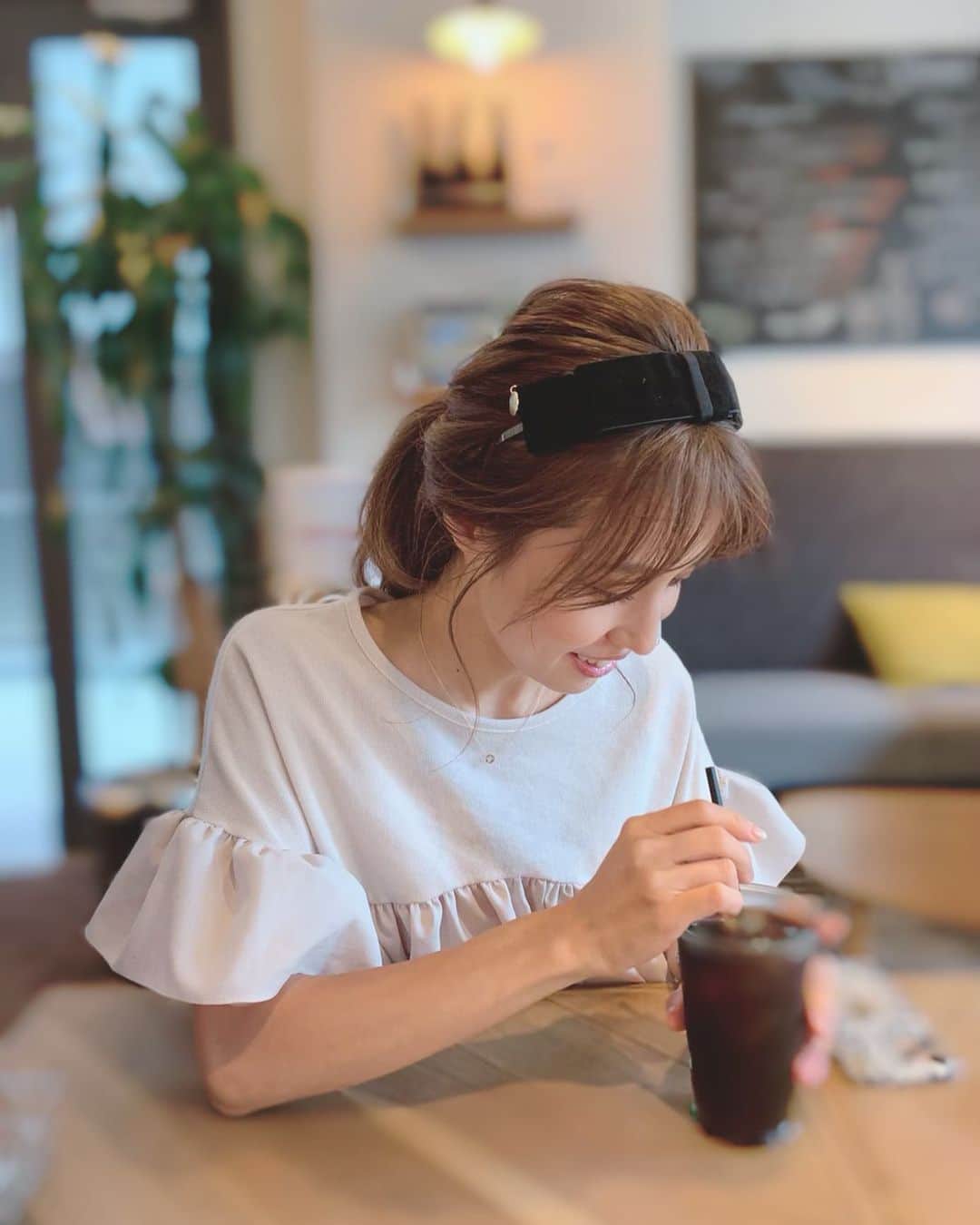 原口恵美のインスタグラム：「@lipinem 🎀ミーティングの後...  サクッとランチ🍔  髪...切ろうかなぁ🤔✂️  #ミーティング　#ハンドメイド #お腹ペコペコ #凸凹コンビ」