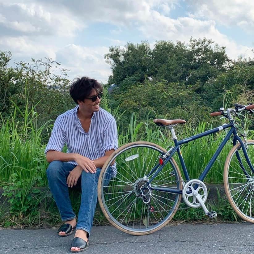 のインスタグラム：「サイクリング始めましたって言いたいけど、ただの釣りのポイント探しだよ🎣🚴🏽 いいポイントみっけた📍 #fishing#outdoor#nature#ootd#fashion」