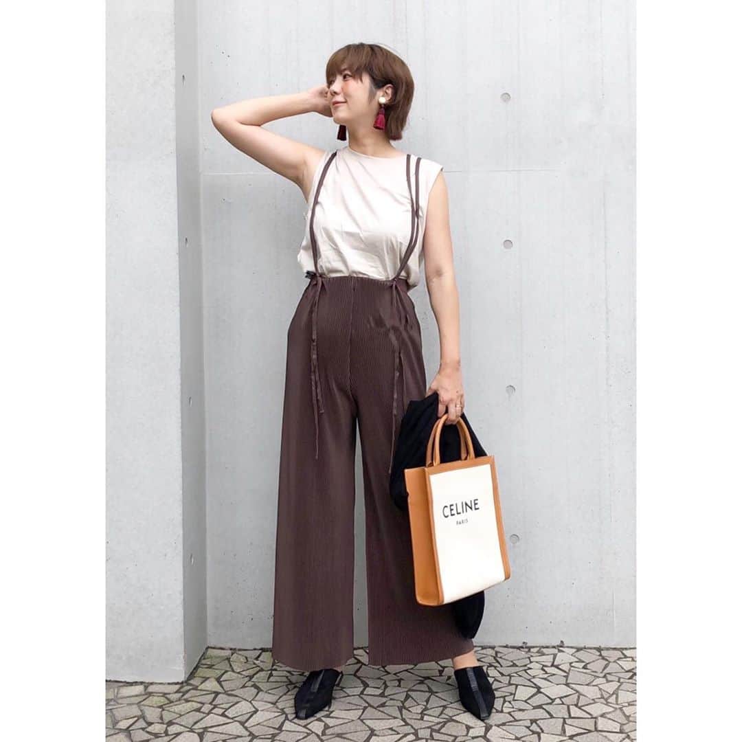 のインスタグラム：「☆☆☆ ・ ・ 暑くてタンクトップ復活‼️ でも色味は秋〜 ・ この @reedit_official の #マットプリーツハイウエストオールインワン 秋まで使えて可愛い😍💕 しかも楽チンなんだよーっ ・ ・ さんまが大好きで食べたいんだけど、、 高くて買えない😭 100円とかじゃなきゃ買えない貧乏性、、 沢山の大根おろしと食べたいよーっ🐟 ・ ・ ・ ・ ・ ・ ・  #reedit #リエディ #リエディスタ #celine  #秋服 #ワンピース#uniqlo #きれいめコーデ #きれいめカジュアル  #大人カジュアルコーデ #大人カジュアル  #code#coordinate#ootd#instafashion#今日のコーデ#ママコーデ#ママファッション#男の子ママ #高身長女子 #ponte_fashion#r_fashion#大人女子#シンプル #シンプルコーデ #きれいめファッション#高身長コーデ」