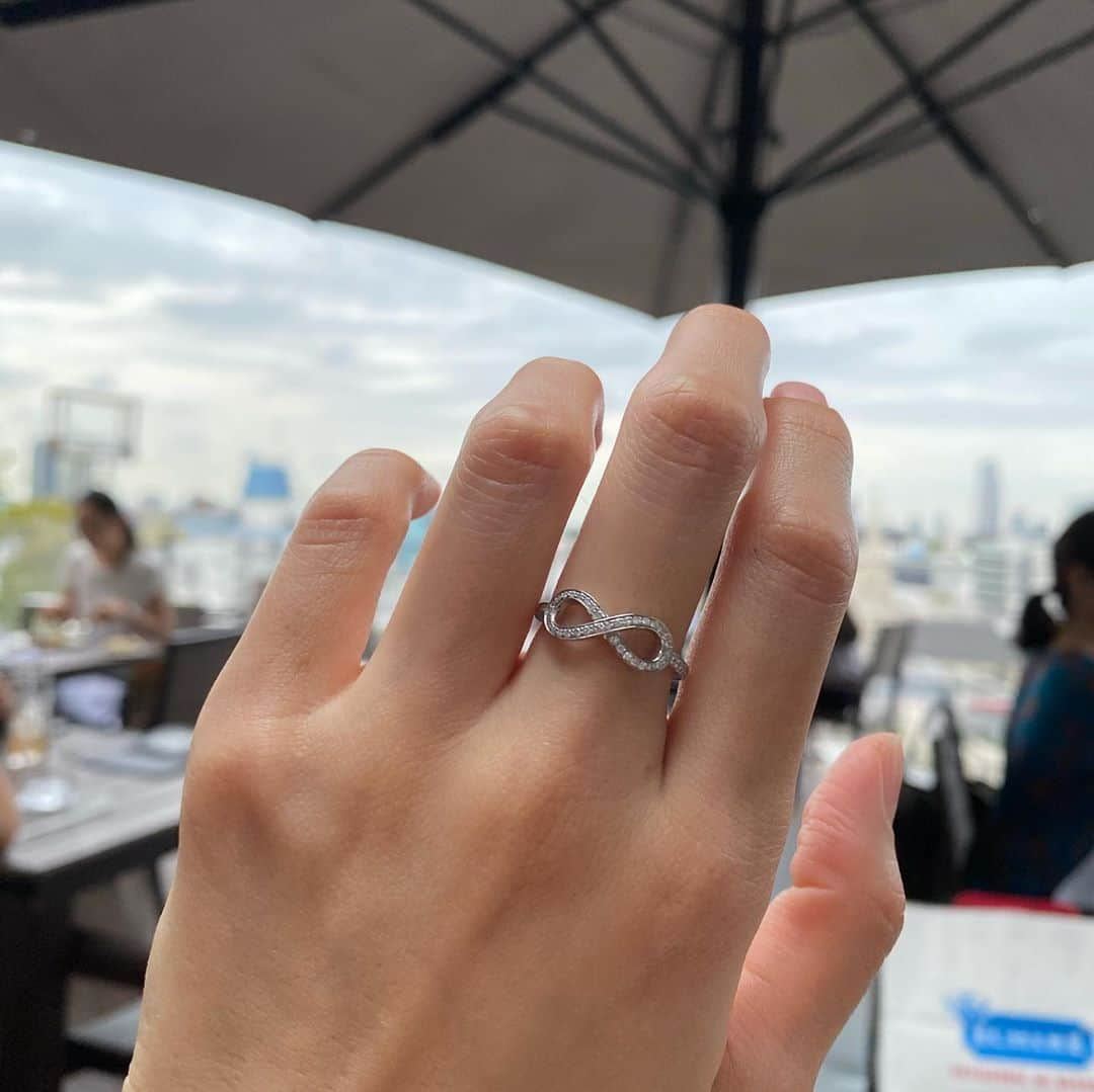 上野優花さんのインスタグラム写真 - (上野優花Instagram)「new💍❣️  3年くらいずっと探していた 安室ちゃんと同じリング😭🥺✨  今年の4月で 今のお仕事を始めて10周年だったので 記念に自分に何か買いたいな〜と 本当は時計を買うつもりでいて。  だけど コロナで外出もままならなかったし ずっと保留にしていたんだす。  そんな時、 先日ティファニーでこの指輪と出会って 今は日本にこの一点しかないと言われ、 916直前なのにも運命を感じてしまい 即決してしまいました…🤤😂  安室ちゃんのおかげで 同じ世界に行きたい！との想いから キャスターという仕事に出会えたし 10年も続けることができたので 結果これにして良かったなぁと思います😌✨  11年目も半分過ぎ去ろうとしていますが 変わらず一個一個のお仕事を 丁寧に、正確に、愛情を持って 向き合って行きたいと思います🥰  #自分にご褒美 #という言葉が大好き  #また一生懸命働こう #安室ちゃんとお揃い  #tiffany #tiffanyring #tiffanyinfinityring  #8にも見える #8月生まれだし #8は安室ちゃんの好きな数字 #安室ちゃん #安室奈美恵 #namieamuro」9月17日 18時19分 - yuka_ueno89