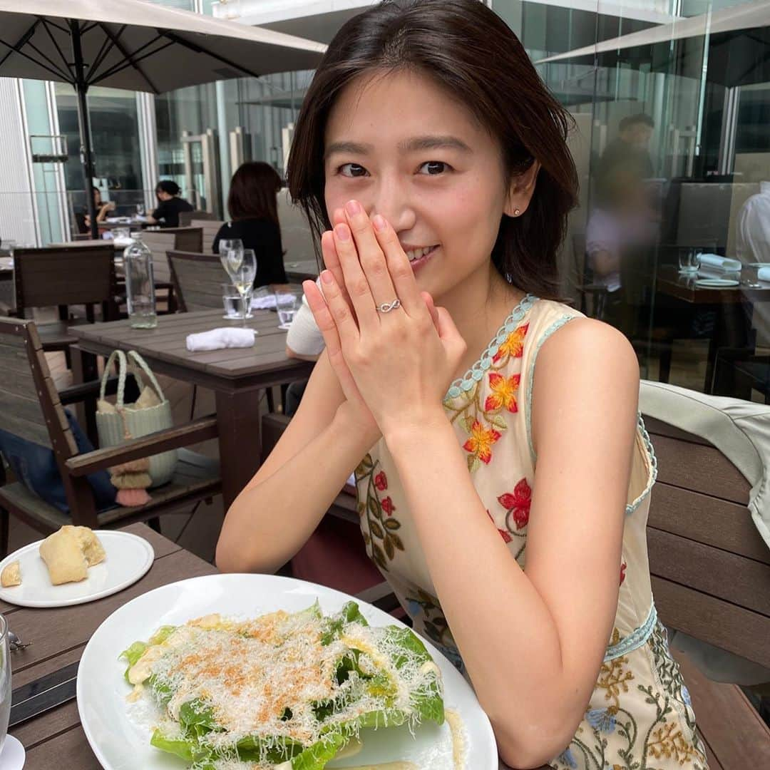 上野優花のインスタグラム：「new💍❣️  3年くらいずっと探していた 安室ちゃんと同じリング😭🥺✨  今年の4月で 今のお仕事を始めて10周年だったので 記念に自分に何か買いたいな〜と 本当は時計を買うつもりでいて。  だけど コロナで外出もままならなかったし ずっと保留にしていたんだす。  そんな時、 先日ティファニーでこの指輪と出会って 今は日本にこの一点しかないと言われ、 916直前なのにも運命を感じてしまい 即決してしまいました…🤤😂  安室ちゃんのおかげで 同じ世界に行きたい！との想いから キャスターという仕事に出会えたし 10年も続けることができたので 結果これにして良かったなぁと思います😌✨  11年目も半分過ぎ去ろうとしていますが 変わらず一個一個のお仕事を 丁寧に、正確に、愛情を持って 向き合って行きたいと思います🥰  #自分にご褒美 #という言葉が大好き  #また一生懸命働こう #安室ちゃんとお揃い  #tiffany #tiffanyring #tiffanyinfinityring  #8にも見える #8月生まれだし #8は安室ちゃんの好きな数字 #安室ちゃん #安室奈美恵 #namieamuro」