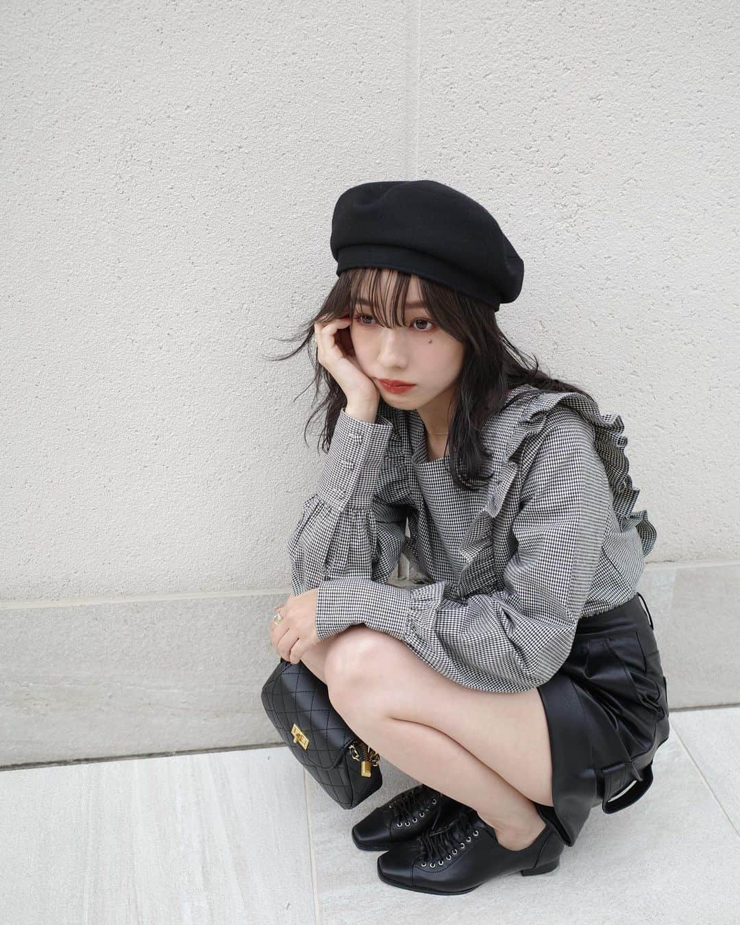 前田希美（まえのん）さんのインスタグラム写真 - (前田希美（まえのん）Instagram)「今日の私服です。 気付いたら、全身N WITH.でした☺︎︎    トップス⇒￥4,990(新作) ボトムス⇒￥4,490(発売中♡) バッグ⇒￥最終調整中(新作) ベレー帽⇒￥2,990(新作)  こちらのトップスは バッグリボンが可愛くてとっても お気に入り🎀  (check/black/white/pink♡ 4色展開予定)   発売中のフェイクレザーパンツと 合わせてみたのですが、  秋冬はモノトーンが着たいので トップスの甘さにモード感がプラスされて 今の気分なコーデです。 (後ろから3枚がＮＯフィルターです。)  発売日はまだ先ですが、お楽しみに♡  #のんの私服 #nwith #エヌウィズ  #nwithcode #秋コーデ🍁 #code #fashion」9月17日 18時20分 - maeda_nozomi