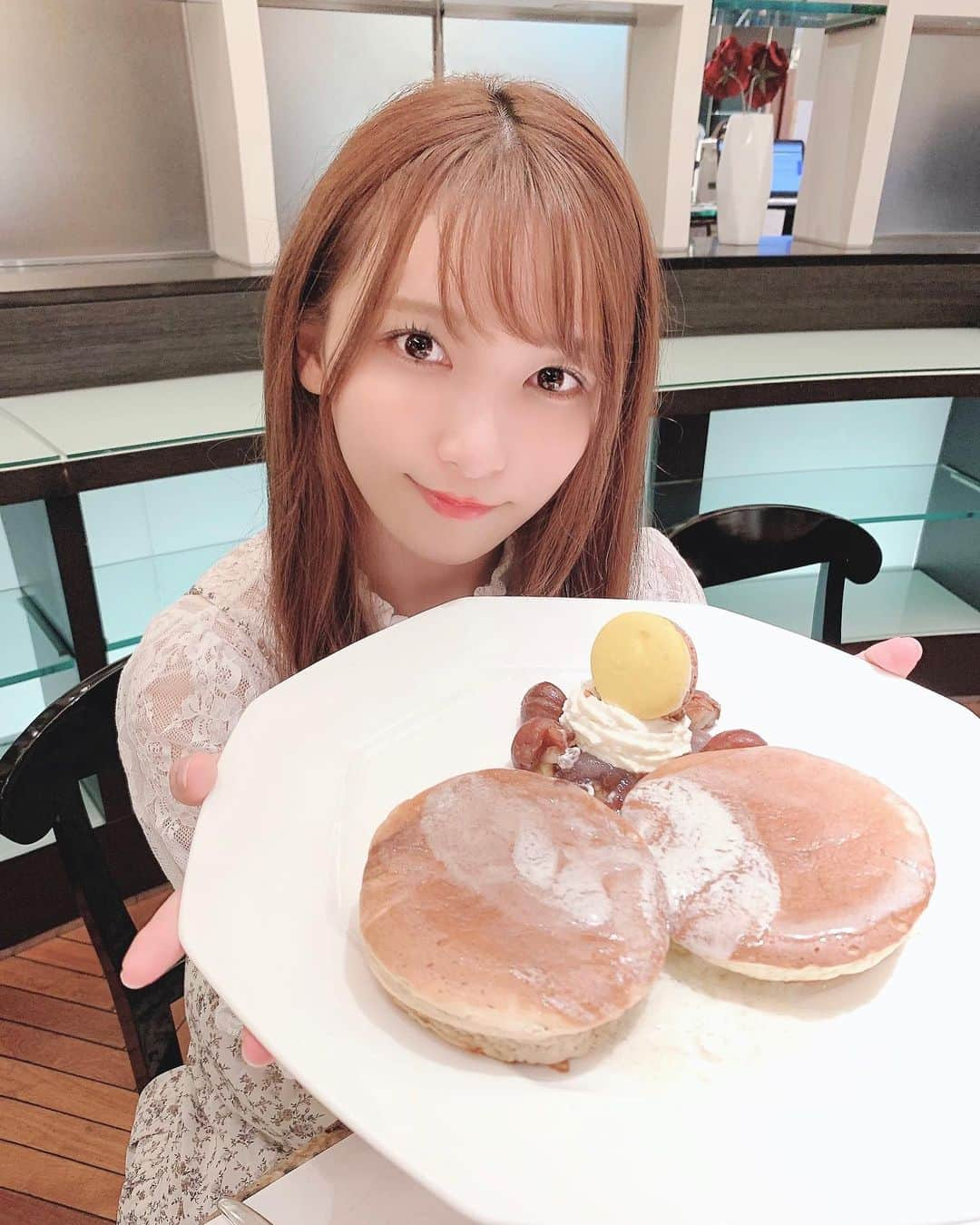 長嶋優里のインスタグラム：「♡ ． 昨日第99代総理大臣に就任した 菅さんが食べてることでも話題になった ホテルニューオオタニ『SATSUKI』の パンケーキを食べてきたよ🥞 ．  私が食べたのは期間限定のマロンパンケーキ🌰 ひとつ約3000円😳 自分へのご褒美に最高✨ ふわっふわで美味しかった🤍 メープルシロップも濃さ別で3種類あったよ🍁 気になってたから食べれて嬉しかったな🎀 ． ． ． #ニューオオタニ #ホテルニューオオタニ #newotani #hotelnewotani #パンケーキ #SATSUKI #菅官房長官のパンケーキ #菅総理大臣のパンケーキ #永田町カフェ #赤坂見附カフェ  ． ♡」