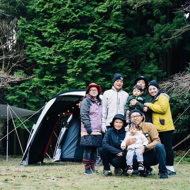 キャンプ情報サイト［ランタン］さんのインスタグラム写真 - (キャンプ情報サイト［ランタン］Instagram)「CAMP SMILE STYLE ／ バルミューダのランタンが照らす ファミリーキャンプ ＼ いろんなキャンパーのキャンプスタイルを現地取材と一般キャンパーからの投稿で数多く掲載してます。 . . 詳しくは @lantern.camp webサイトをご覧ください . . #camp #camping #outdoor #travel #trip #lantern_smile #nature #キャンプ #キャンプ用品 #アウトドア #テント #自然 #旅行 #キャンプ初心者 #キャンプ好きな人と繋がりたい #キャンプスタイル #LANTERN #キャンプギア  #バルミューダ #balmuda #ランタン #ledランタン #おしゃれキャンプ #テントファクトリー #tentfactory #ロゴス #logos #親子 #かぶとの森テラスキャンプ場 #ファミリーキャンプ」9月17日 18時20分 - lantern.camp