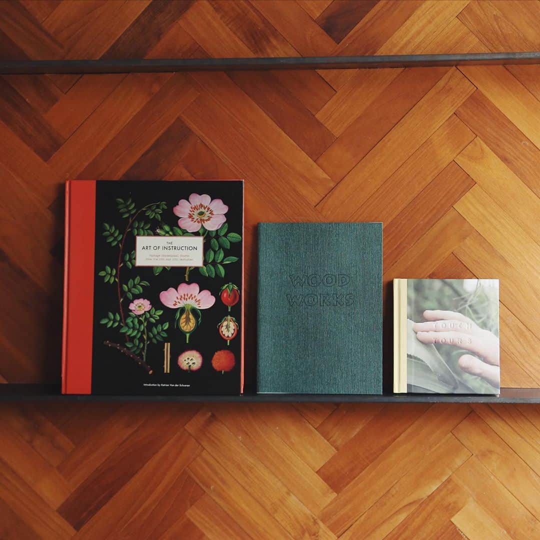nostos booksさんのインスタグラム写真 - (nostos booksInstagram)「《 #今週の本棚植物園 vol.2》  良質な写真集を作り続けているノルウェーの独立系出版社[Multipress(マルチプレス)]から新入荷が続きます。2000年にマルテ・アースとアン・グレーテ・トールセン創立し、活動が20年になるマルチプレスの本を中心におすすめの植物にまつわる３冊をご紹介。  ◯『Wood Works』 Multipress現在の運営チームであり、自身が写真家でもあるノルウェー出身のLine Bohmer Lokken（リーナ・バーマ・ロッケン）による写真集。原木、丁寧に細工が施された装飾品が並べられた段ボール、朽ち果てた枯れ木、建築資材など、様々な姿に変化する木々の写真が収録されています。  ◯『Touch Tours』 こちらもMultipressからの１冊。ノルウェーを拠点に活動するアーティスト、エレン・アンリエッタ・スリュケ（Ellen Henriette Suhrke）による作品集。盲目の女性が園芸家に手を引かれ、鼻と指先の感覚を頼りに植物園で様々なものに触れる様子を収録したスリュケの同名の映像作品、「Touch Tours」を書籍化したもの。紙面上には点字がスクリーン印刷され、そのページをめくる指の感触に、読者はツアーの追体験を味わうだけでなく、言語世界と写真というイメージ世界の間に存在する不可視な領域をめぐるツアーの参加者となることができます。  ◯『The Art of Instruction』 最後は19世紀半ばから20世紀のヨーロッパで手掛けられた教育用ポスターをあつめた資料集。チューリップやリンゴの木の解剖図から、ハリネズミやヒトデの解剖図にいたるまで、デザインやアートしても楽しめるビンテージポスターを100点以上が収録されている充実の内容になっています。  ------------------- 現在実店舗は、土日祝のみの営業とさせていただいております。 オンラインストアは平日も通常通り営業しておりますので、ぜひご覧ください。  休日のご来店は完全予約制ではありませんが、大変混み合いますので、ご来店の際はぜひ事前にご予約ください。 下記をご確認のうえ、オンラインストアの予約フォーム、またお電話やメールにてご連絡ください。  ・ご来店日時 （※混雑時はご利用時間を1時間とさせていただく場合がございます） 下記の時間帯からお選びください。 13〜14時 14〜15時 15〜16時 16〜17時 17〜18時  ・ご予約名 ・人数 ・お電話番号  ご予約はこちらから▼ TEL：03-5799-7982 Mail：info@nostos.jp   ---------------------」9月17日 18時13分 - nostosbooks