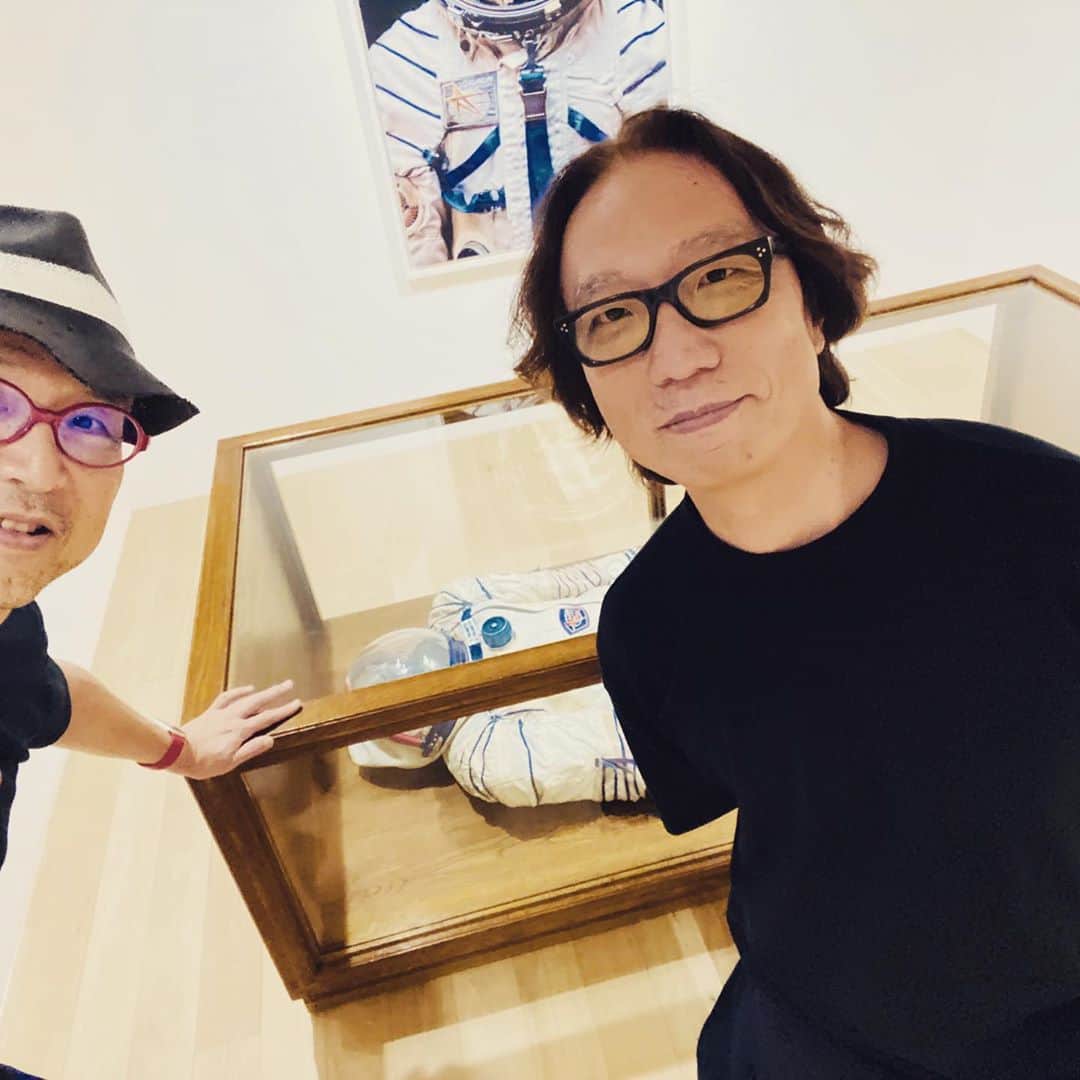 佐藤尚之のインスタグラム：「【高松聡さんの個展FAILURE、9月27日まで】  電通時代の同僚、高松聡さんの個展FAILURE。  民間人初の「宇宙飛行士」に実質なれたんだけど、事実としてはなれなかった、という複雑な「失敗の物語」。  失敗談なんだけど、次の夢にもつながっている。展示されている写真もそれぞれ、失敗と夢の匂いを纏っている。  なによりもそのチャレンジが称えられるべきなのに、そこにフォーカスが当たっていないところに凄みを感じる。 そして、いったん「失敗」と定義することで次へのスタートを切る、そこに観客は立ち会うわけで。 ある意味、彼の人生自体に入り込むインスタレーションになっている。  ふらりと覗いたら、高松さんもいて、その物語を本人から聴けた（ちゃんと全貌が掴めるビデオも展示されている）。  棺のような箱に入った彼の練習用宇宙服。その前でパチリ。  ↓個展についての記事。 https://bijutsutecho.com/magazine/news/exhibition/22616  #高松聡  #個展FAILURE」