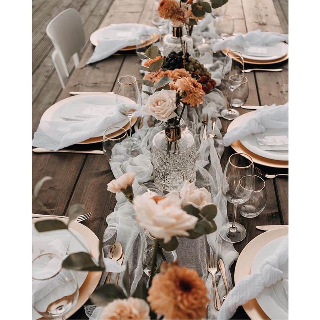 ウェディングソムリエ編集部さんのインスタグラム写真 - (ウェディングソムリエ編集部Instagram)「． スタッフの @haru_jadore です🕊 ． ． @tischleihendeckdich さんのフォトをリポスト。 ． ． ． 温もりを感じる木製のテーブルに、柔らかなチュール。 ． ． 装花はシンプルにまとめながらも、エレガントな雰囲気が漂う、秋を思わせる色合い。 ． ． デザイン性の高い花瓶が、装花の魅力を引き立てた上品なコーディネートですね🌿 ． ． ． ． :.,.:*:.,.:*:.,.:*:.,.:*:.,.:*:.,.:*:.,.:*:.,.:*:.,.:*:.,.:*:.,.:* .﻿ ﻿ サイトは[ウェディングソムリエ ]で検索﻿ 🔎http://www.jadorewedding.com﻿ プロフィール欄の🔗Linkからもとべます。 ﻿ ﻿ ウェディングソムリエは、﻿ 人生でその時しかできない﻿ 特別な体験を提供するメディアです♡﻿ ﻿ *:.,.:*:.,.:*:.,.:*:.,.:*:.,.:*:.,.:*:.,.:*:.,.:*:.,.:*:.,.:*:.,.:*:.,.﻿ ﻿ #卒花 #ウェディングソムリエ #花嫁 #プレ花嫁 #ウェディングアイデアIY  #全国のプレ花嫁と繋がりたい #ウェディングソムリエアンバサダー #結婚式 #ウェディングドレス #ウェディングフォト #前撮り #後撮り #ウェディングレポ」9月17日 18時15分 - jadore_wedding