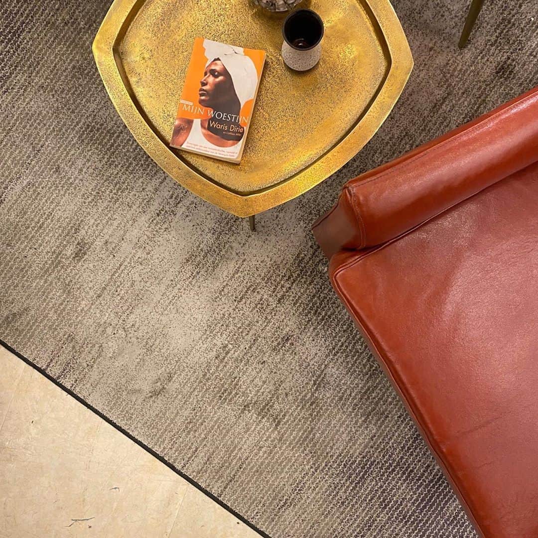長谷川あやのインスタグラム：「🚪🚪🚪#interior ・ ・ ・ 今年はインテリアに 『色物を取り入れる』という プチ目標があったのですが なかなかむずかしい、、、🤔💭」