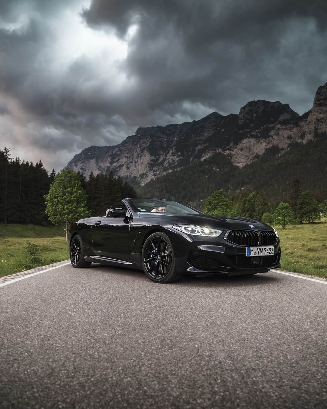 BMWのインスタグラム：「The weather can't trick you. The BMW 8 Series Convertible. #THE8 #BMW #8Series #BMWrepost @daniel_koehalmi」