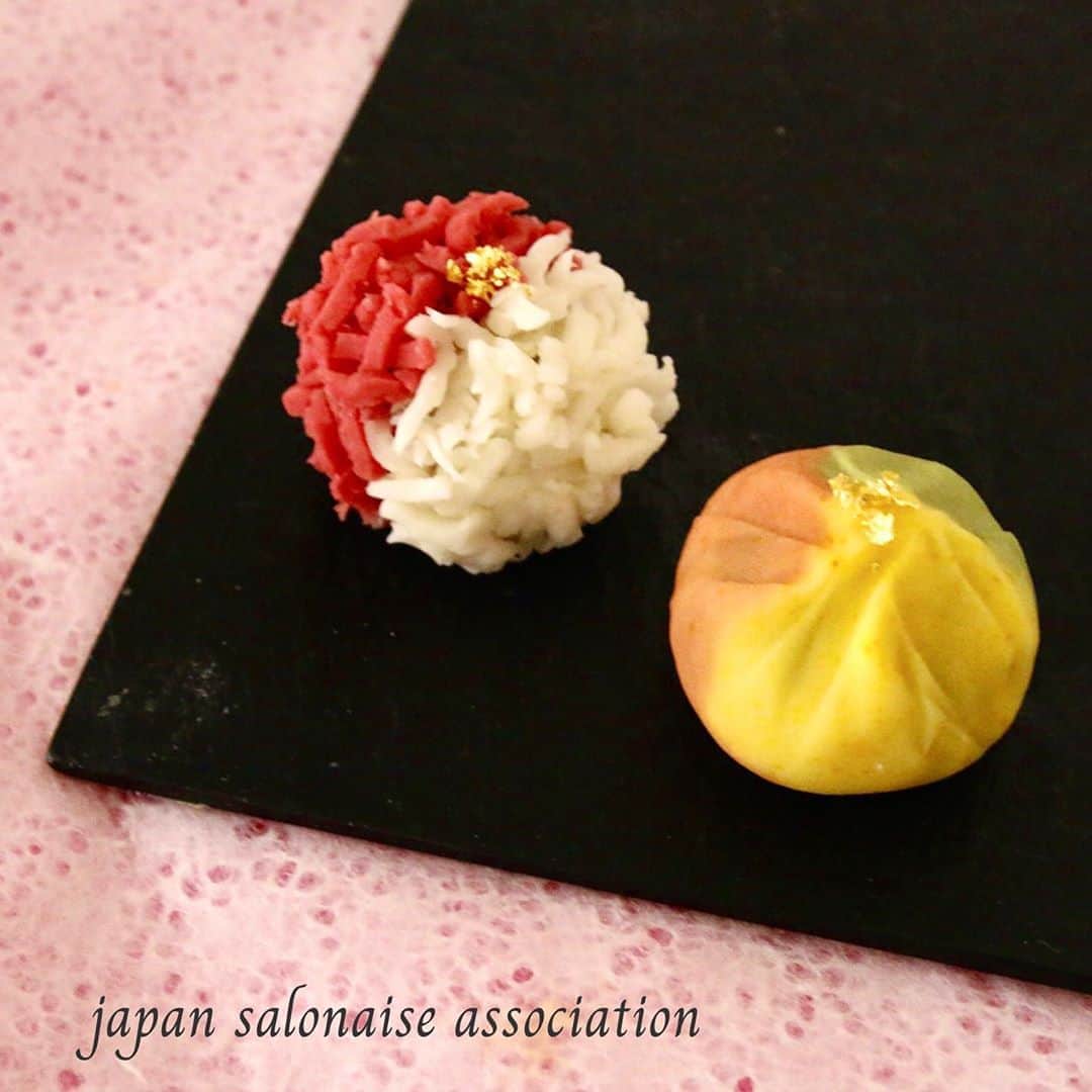 日本サロネーゼ協会さんのインスタグラム写真 - (日本サロネーゼ協会Instagram)「上海JSA ののオープニングセレモニーで、お土産としてお渡しした、練り切りアート®︎。 「咲き分け」と「唐錦」を作りました。おめでたい席に合わせて、紅白の花が咲き分かれるイメージの練り切りと、今の季節にぴったりな紅葉を表した練り切り。どちらも金箔をあしらいました。御臨席の皆様に、とっても好評いただきました。 上海でも、これから和菓子の文化や楽しさをひろめて参ります。  ドラマの影響で、ますます和菓子作りの人気が高まっています✨ 初心者でも最短2日で資格を取得し、先生になれる「JSA練り切りアート認定講座」は、兵庫県の老舗和菓子職人による監修の講座です。 「好きを仕事に」しませんか？ オンラインレッスンも可能です😊  #わたしたちはどうかしている  #わたどう　#練り切りアート　#和菓子資格　#練り切り　#和菓子教室  #和菓子 #日式和菓子　#和果子  #和果子课」9月17日 18時23分 - japan.salonaise.association