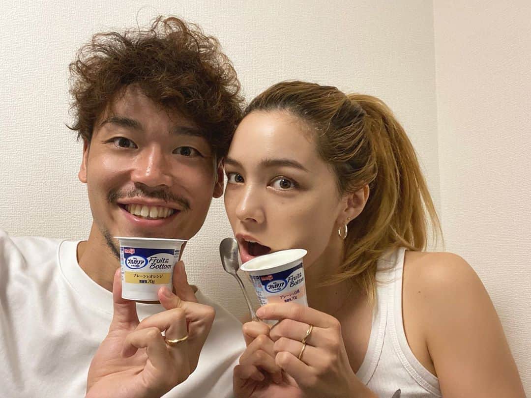 ステファニーのインスタグラム：「🍊🍑🥛 ヨーグルト好きな私達の冷蔵庫には必ずヨーグルトがストックされているんだけど 新メンバーが加入してきた！ それがこの明治ブルガリアヨーグルト LB81 Fruit on the Bottom♡ "プレーンと白桃"と"プレーンとオレンジ"の2種類が あったから、私は白桃で旦那くんはオレンジ。 二人で分けっこしたけど、プレーンの下にフルーツ ソースが入ってて、ちゃんと果肉も感じられるの！ どちらの味も美味しかった〜！！ これはリピートだなっ #pr #フルーツオンザボトム #お家時間 #ブルガリアヨーグルト」