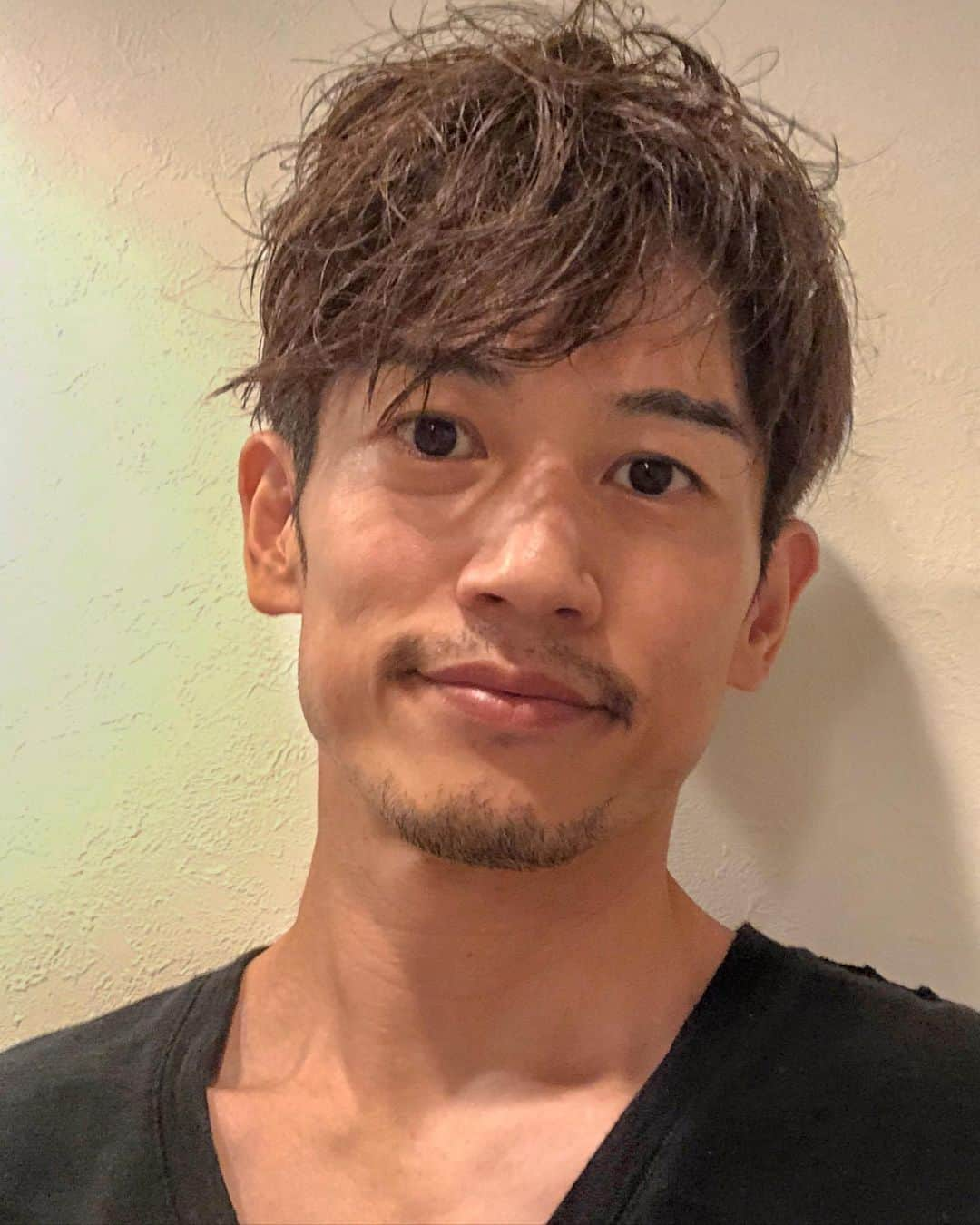 野久保直樹のインスタグラム：「☆ 本日はパーマ風セットでした🦱 てか、右目疲れてない？🤣 ☆ #自分アレンジ #コテなし #タオルドライ #クセ毛を活かす #仕上げ #ジェル #右目疲れてる #修正なし #男は黙って #未加工」