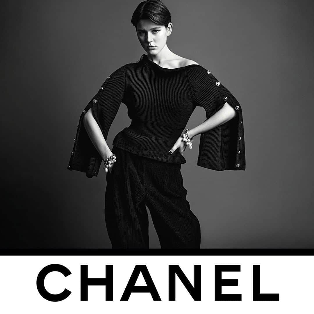のインスタグラム：「An all-black boyish look with unbuttoned sleeves is a nod to equestrian life — the CHANEL Fall-Winter 2020/21 Ready-to-Wear collection is now in boutiques.  Photographed by Inez & Vinoodh.  #CHANELFallWinter #CHANEL @Le19M #Le19M @MaisonDesrues #Desrues @inezandvinoodh #InezandVinoodh @VivienneRohner」