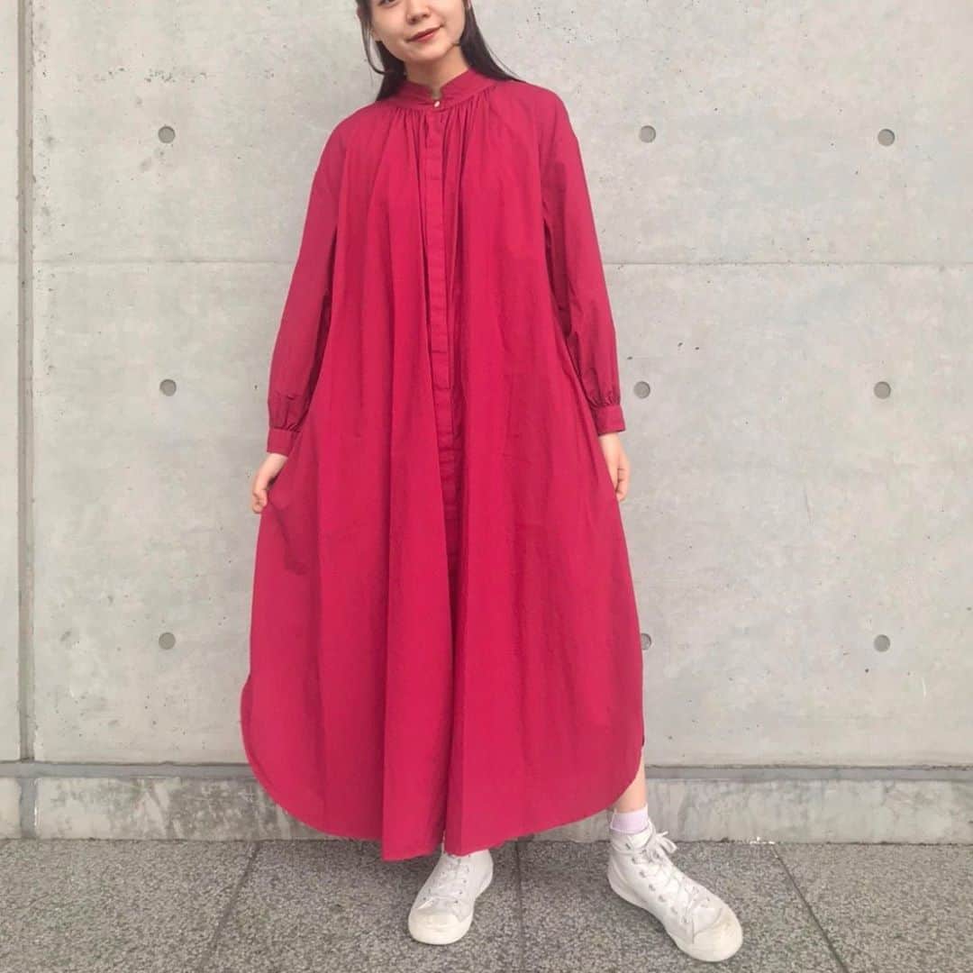 のインスタグラム：「. . // new  arrival //  . 立ち衿がアクセントのシャツワンピース。  ギャザーの入ったたっぷりめのシルエットで シンプルに１枚でさらりと着ても決まります🌷  . . C/タイプライター グラッドストーンカラーワンピース ¥14,800+tax . . #アトリエドゥサボン #latelierdusavon #ワンピース#ワンピースコーデ#秋冬コーデ#シャツワンピース」