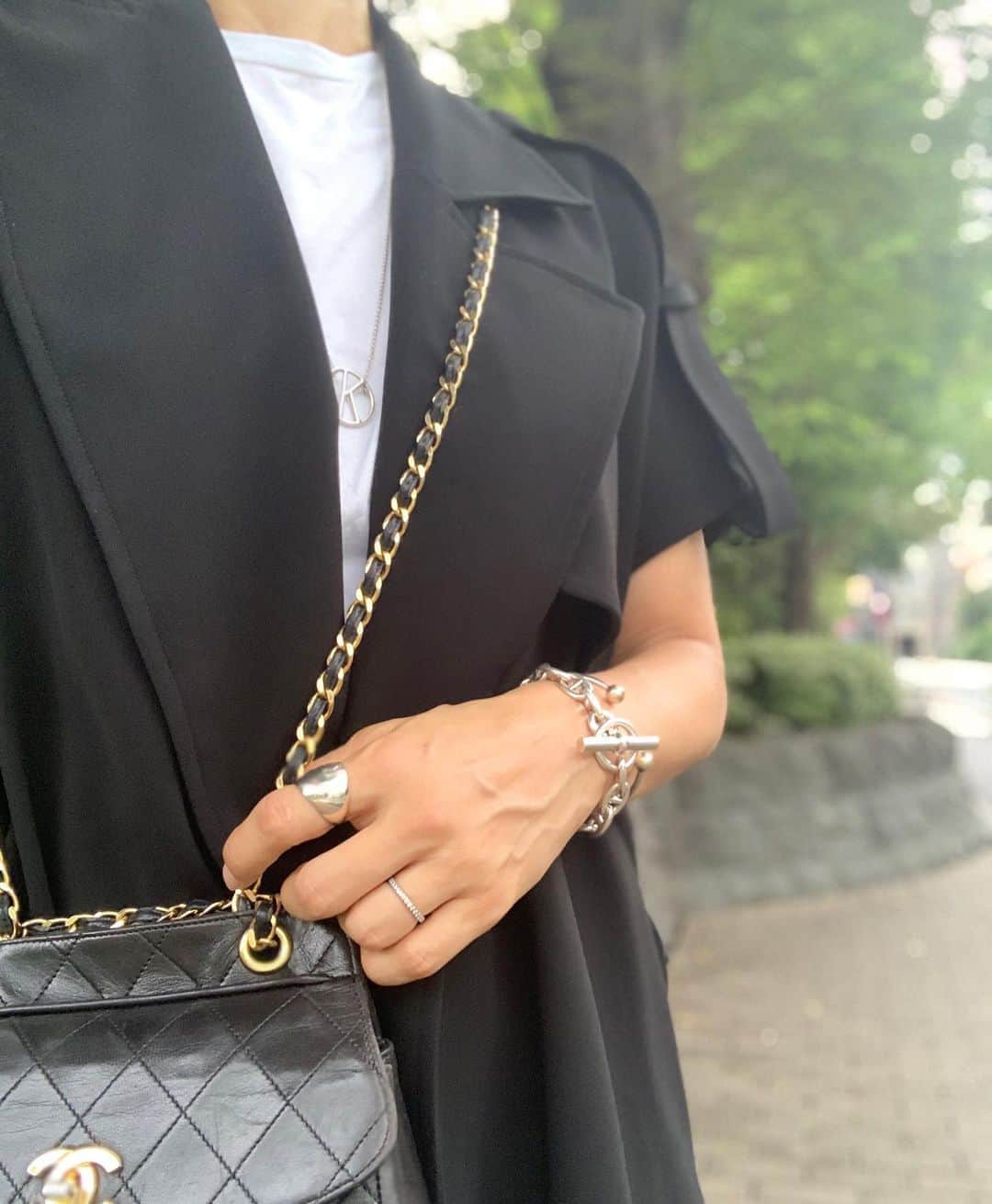 亀恭子のインスタグラム：「久しぶりに、 イニシャルもの❤︎  someday's… #fashion #ootd #kkstyle #tokyo #kamescloset #necklace &#ring #philippeaudibert #unitedarrows #gilet #deuxiemeclasse #bag #chanelvintage #september #autumn」