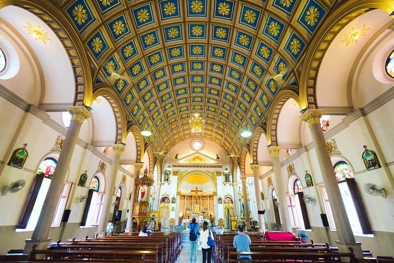 タイ国政府観光庁さんのインスタグラム写真 - (タイ国政府観光庁Instagram)「・﻿ ／﻿ 🇹🇭タイの秘境を巡る旅へ✈️﻿ まだ知られていないタイはここ❗﻿ ＼﻿ ﻿ 毎週木曜日は、まだまだ日本では知られていないタイの秘境スポットをご紹介🤫✨﻿ ﻿ 今回は、1770年に建てられたバンコクのカトリック教会「サンタクルス教会」へ🏃💨﻿ ﻿ 「聖なる十字架」という意味を持つサンタクルス教会は、ポルトガル人によってチャオプラヤー川沿いに築かれました⛪️﻿ ﻿ 木造建築、中国風デザインを経て、3代目となる現在はルネッサンスとネオクラシックが融合した建築様式です💁﻿ ﻿ 館内には、イエスの生涯を描いた14の彫刻もあり圧巻です👀✨﻿  ﻿ #タイ #バンコク #サンタクルス教会 #教会 #カトリック教会 #教会建築 #歴女 #こんなタイ知らなかった #もっと知りタイ #タイを知りつくす #タイ旅行 #バンコク旅行 #旅好きな人と繋がりたい #旅行好きな人と繋がりたい #海外旅行 #thailand #bangkok #bangkoktrip #santacruzchurch #church #amazingthailand #thailandtravel #thailandtrip #thai #thaistagram #lovethailand」9月17日 18時30分 - amazingthailandjp