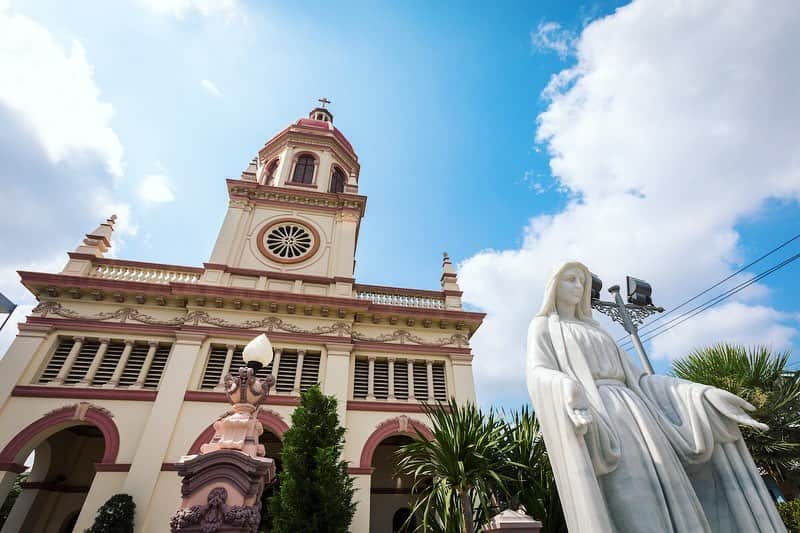 タイ国政府観光庁さんのインスタグラム写真 - (タイ国政府観光庁Instagram)「・﻿ ／﻿ 🇹🇭タイの秘境を巡る旅へ✈️﻿ まだ知られていないタイはここ❗﻿ ＼﻿ ﻿ 毎週木曜日は、まだまだ日本では知られていないタイの秘境スポットをご紹介🤫✨﻿ ﻿ 今回は、1770年に建てられたバンコクのカトリック教会「サンタクルス教会」へ🏃💨﻿ ﻿ 「聖なる十字架」という意味を持つサンタクルス教会は、ポルトガル人によってチャオプラヤー川沿いに築かれました⛪️﻿ ﻿ 木造建築、中国風デザインを経て、3代目となる現在はルネッサンスとネオクラシックが融合した建築様式です💁﻿ ﻿ 館内には、イエスの生涯を描いた14の彫刻もあり圧巻です👀✨﻿  ﻿ #タイ #バンコク #サンタクルス教会 #教会 #カトリック教会 #教会建築 #歴女 #こんなタイ知らなかった #もっと知りタイ #タイを知りつくす #タイ旅行 #バンコク旅行 #旅好きな人と繋がりたい #旅行好きな人と繋がりたい #海外旅行 #thailand #bangkok #bangkoktrip #santacruzchurch #church #amazingthailand #thailandtravel #thailandtrip #thai #thaistagram #lovethailand」9月17日 18時30分 - amazingthailandjp