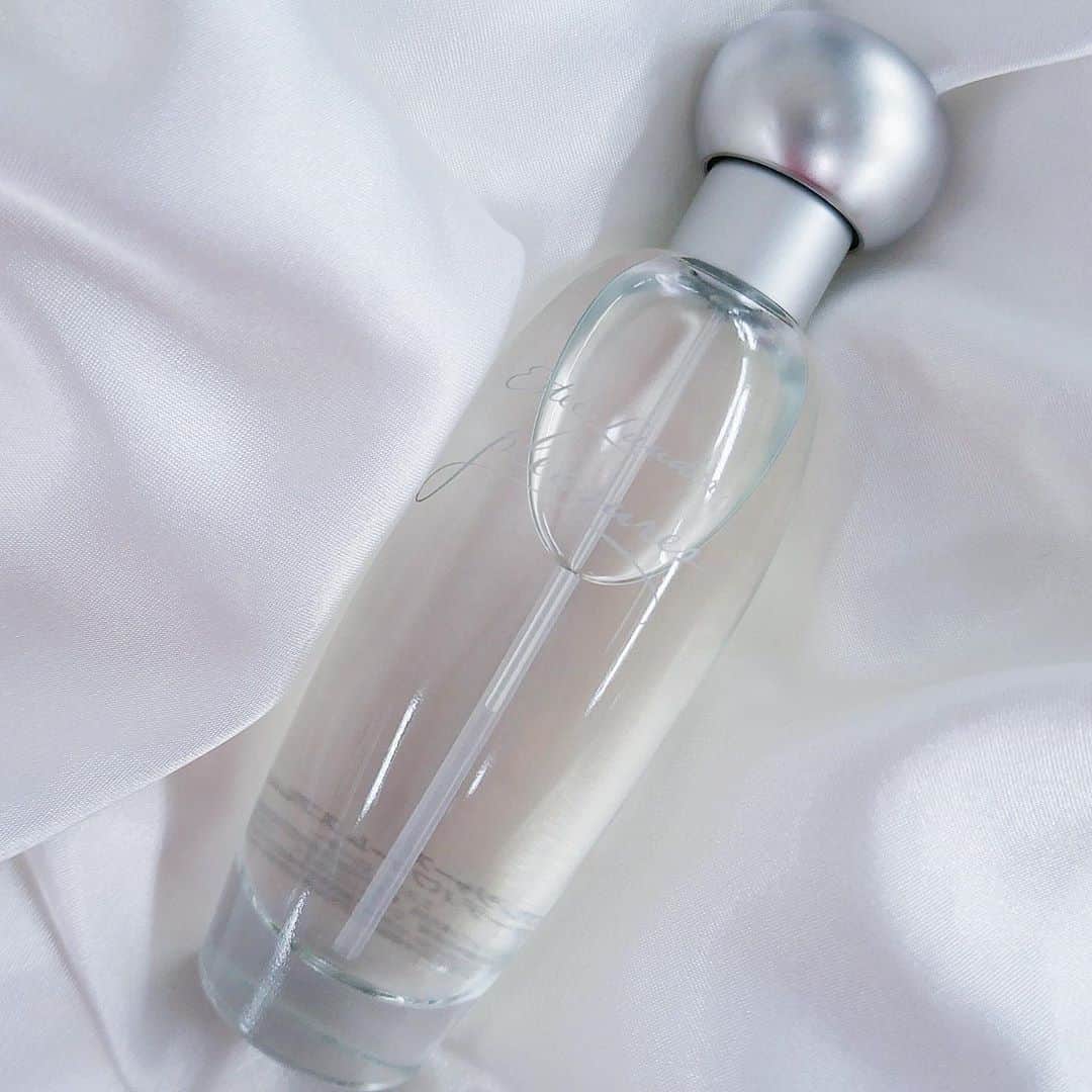 美的 Biteki's official Instagram! さんのインスタグラム写真 - (美的 Biteki's official Instagram! Instagram)「人気再来のエスティ ローダーのフレグランス「プレジャーズ」。 ✨✨✨ 軽やかで甘すぎず、光降りそそぐ、春の雨のあとのような透明感のあるフローラルの香りは、シーン問わず使える好感度抜群の香りとして、多くの女性を魅了してきました。 ✨✨✨ 1996年の発売から約四半世紀たつ今。 シンプルかつ上質、飾らない心地よさで、自分自身も、周囲をも癒す香りは、今この時代にマッチしていると、再度注目を集めています！ やわらかく、清潔感のある香りは、フレグランス初心者さんにもおすすめ。 ✨✨✨ 色々あった2020年。新たな生活スタイルのおともやお守りフレグランスとして、ぜひ「プレジャーズ」を試してみては？ 【商品情報】 エスティ ローダー プレジャーズ オーデ パフューム スプレィ　15ml ￥5,280／50ml ￥11,000（税込） #エスティローダー#esteelauder#フレグランス#プレジャーズ#香水#香水好き#コスメレポ#コスメ好きさんと繋がりたい#フローラル#bitekicom」9月17日 18時31分 - bitekicom