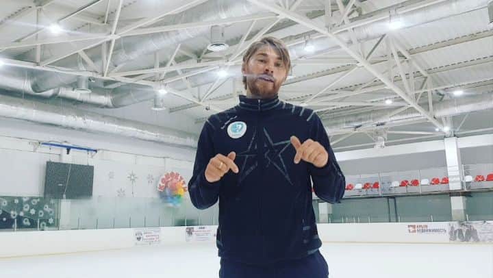 アレクセイ・ロゴノフのインスタグラム：「Сборы для фигуристов "inSkate Camp 2020" в ЯЛТЕ!!! 🌞  Осенний интенсив пройдет  с 24 октября по 4 ноября. (возможен ранний заезд с 20ого октября)  Стоимость учебно-тренировочного процесса 45.000 руб✔  Ежедневно : - 2 часа льда - 2 часа СФП - 1 час хореографии (классика+современный танец)   Главный тренер:  Рогонов Алексей Александрович - Мастер спорта международного класса по фигурному катанию, олимпиец, создатель мобильного приложения inSkate. ⛸️  Второй тренер: Макарова Полина Викторовна -Мастер спорта России. Тренировалась под руководством Урманова А.Е.   В программе сборов: - прыжки; - вращения; - скольжение; - танцы; - растяжка.  Возможны дополнительные тренировки, индивидуальные занятия, удочка, ротатор, а также постановка программ.   СПЕЦПРЕДЛОЖЕНИЕ "Всё включено" (проживание + питание)  Уточняйте у организатора👩‍💻  +Дополнительная услуга! Воспитатель-вожатая проживающая со спортсменами👩‍👧‍👦 Ваши дети будут всегда под присмотром. (Для детей старше 7 лет)  Подробности по тел в whats app: +79521463680 +79630427251 Либо инста @lidiafffffff  Ждем Вас на осенних каникулах Крыму! @inSkate_team  #АлексейРогонов #inSkateCamp #Крым #Ялта #figureskating #sboryvsochi #figureskating #фигурноекатание #сборы #фигурноекатаниесборы #фигурноекатаниедети #фигуристка #фигуристы #сборынадому #мобильноеприложение #inSkate」