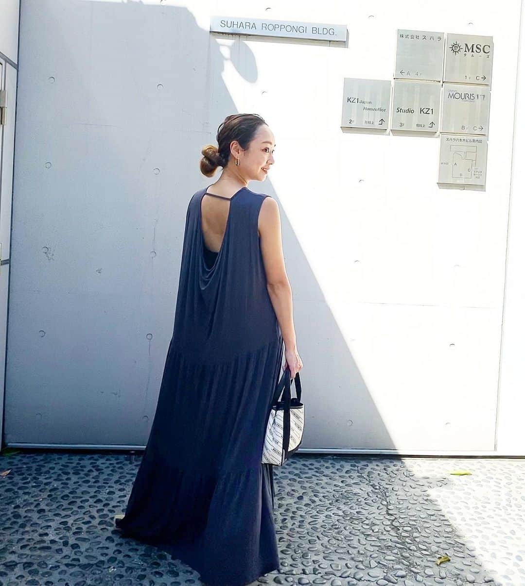石田美奈子のインスタグラム：「𝕆𝕦𝕥𝕗𝕚𝕥. . 夏の間大活躍した、 背中が大きく開いた#ワンピース ♡ さらっとした生地が着心地良くてお気に入り😊 急に涼しくなったので、今シーズンの出番はもう終わりかな。 . それにしても背中の日焼けがひどい😂 . onepiece … #eimyistoire @eimyistoire_official bag … #balenciaga .  👗→ #minako_fashion . #ootd #165cmコーデ #夏コーデ #リゾートワンピ #大人カジュアルコーデ #今日のコーデ #初秋コーデ」