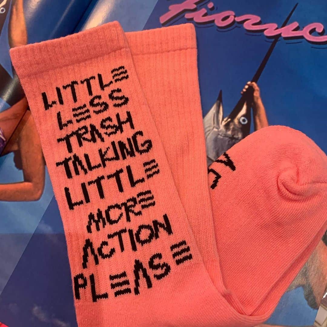 のインスタグラム：「@afends LITTLE LESS TRASH TALKING LITTLE MORE ACTION PLEASE 🌱Hemp socks.  アーティストであり仲間の　@dougbennett とコラボしたシリーズ🌎こちらもヘンプとオーガニックコットンで地球に優しいです♻️」