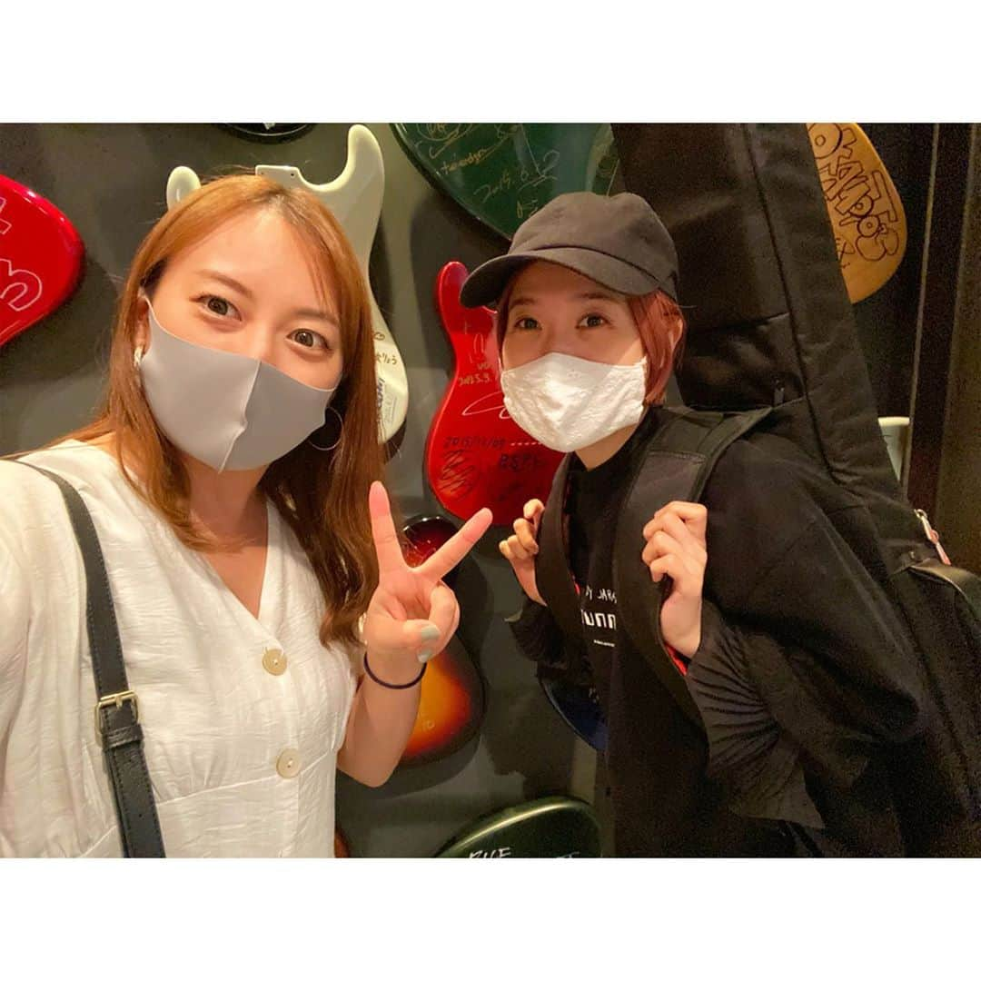 下舘夏希さんのインスタグラム写真 - (下舘夏希Instagram)「Fenderさんのショールームテンション上がりすぎた🥺😂💕✨ Novaureliaのおかげで行けました♥️ ベースケース受け取りに行かせていただき、アコギが試奏できたので試奏🎵 予定になかったが買おうか迷ってしまうという、、 アコギちゃん後ほど写真アップします🐥にひ  #fender #guitar #bass #フェンダー #ギター #ベース #バンド #ガールズバンド #楽器 #ショールム #アコギ #エレキギター #Novaurelia #ダテシモ #下舘夏希」9月17日 18時36分 - dateshimo