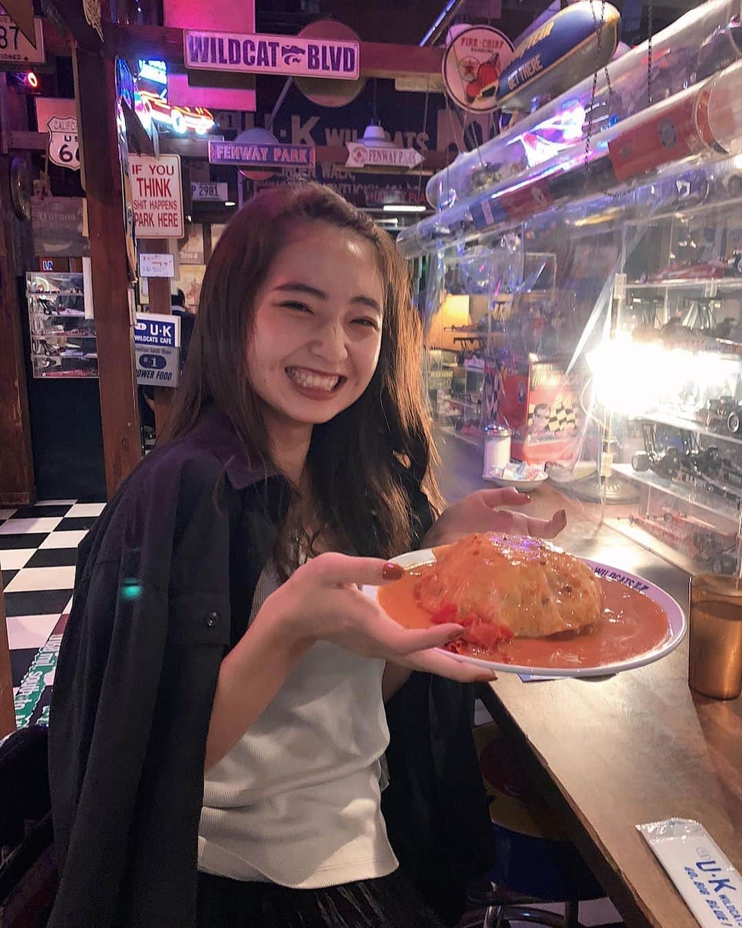 𝐊𝐚𝐤𝐢𝐠𝐢𝐅𝐮𝐤𝐚のインスタグラム：「𝙐𝙆 𝙘𝙖𝙛𝙚 🍔💫 ． 美味しくて楽しくて良き空間で😌 ． このコロナで海外旅行行けへん状況の中 ズーーンってなってた気持ち 吹き飛ばしてくれるくらい海外な空間🚕💫 ． また刺激もらいに海外飛びたいな〜〜🥨 ． 次はハンバーガーを頼むゾ(謎の意気込み ． ． ． ． ． #ukcafe」