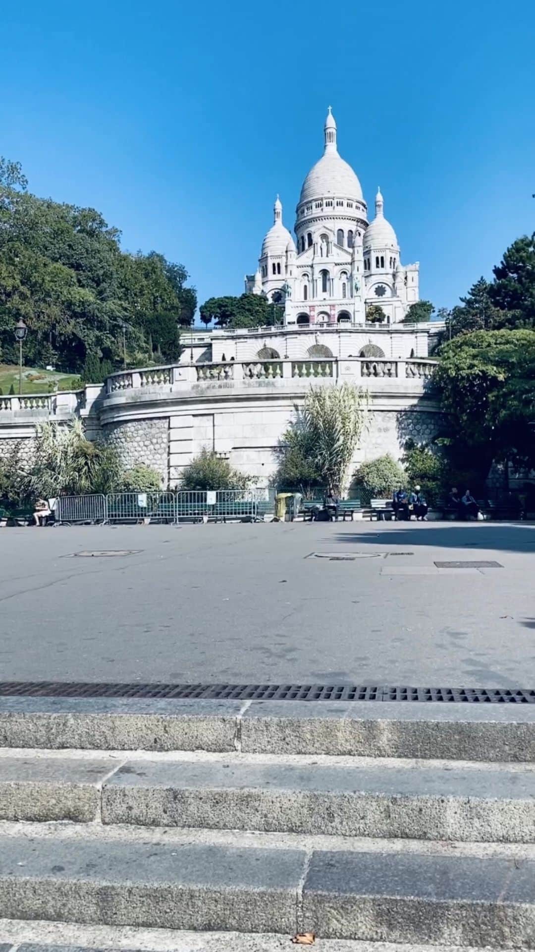 カロリーヌ・ド・メグレのインスタグラム：「Nolan Porter - If I Could Only Be Sure (1972) 🇺🇸with Johnny ‘Guitar’ Watson at the guitar ❤️ Sacré Cœur de Montmartre, Paris “If I could only be sure that you love me baby” #OneSongADayCDM」