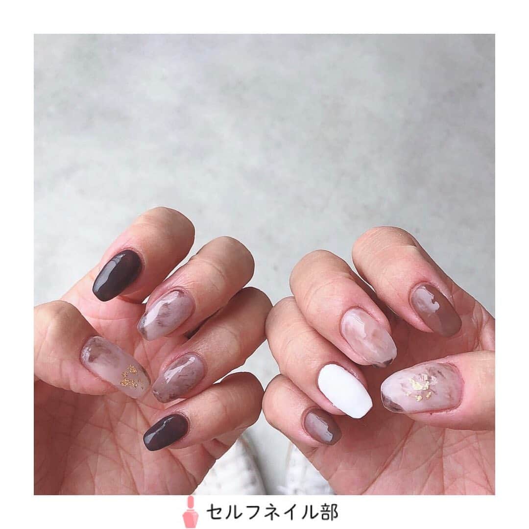 セルフネイル部 公式アカウントのインスタグラム：「(@moepi__89)さんの、 「秋カラーニュアンスネイル」を紹介します💅﻿ ﻿ 〜やり方〜﻿ ①ベースジェルを塗る﻿ ②カラージェルを塗る﻿ ③金箔を乗せる﻿ ④ノンワイプトップジェルを塗る﻿ ﻿ 〜使うもの〜﻿ ベースジェル﻿ カラージェル﻿ ノンワイプトップジェル﻿ 金箔﻿ ﻿ 〜ポイント〜﻿ マーブルにするときはクリアジェルを塗ってから濃い色を重ねるとやりやすいです！﻿ ﻿ 《セルフネイル部プロデューサー高橋からのコメント💅》﻿ 素敵なニュアンスにうっとり🥰カラーのmix加減が絶妙で可愛いです💫」