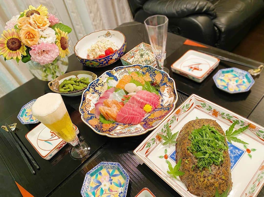 谷中麻里衣のインスタグラム：「Cooking at home 🥰 . 最近のおうちごはん💕 食欲が爆発してるのは秋だからかな🍁 . ①ミートローフは山椒、黒胡麻、舞茸のおかげで和食とあうの✨ #cooking#料理#和食#賞美堂#其泉#おうちごはん#麻里衣ごはん . ②ステーキ焼くのと卵料理、火加減が難しくて苦手なんだけど、私にしてはお肉がうまく焼けました🍖 松茸の土鍋ご飯と土瓶蒸しで季節を感じて💕 ベストポットのおかげでいつもご飯が美味しいのです😊 #ベストポット#萬古焼#土鍋#土鍋ご飯#炊き込みご飯#松茸」