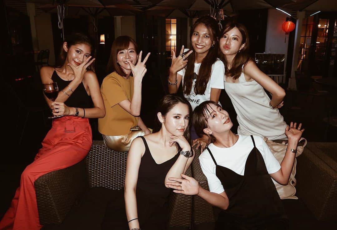 佐藤あずみのインスタグラム：「お誕生日おめでとう🎂💕 @nobuchikaeri_official  @y_u_c_a_r_i  . UP遅くなっちゃったけど今年も2人のお誕生日お祝い出来てハッピー💕 . シンガポール観光来ちゃいました！みたいな写真お気に入り😜 本当にみんなで近場でも良いから旅行に行きたいなって思いまーす🙋🏽‍♀️💕 . 新しい1年も2人が笑顔で楽しく過ごせますように💋 . . . #birthday #bday #happy #bff #drink#biglove #goodtime #funny #bigsmile #お誕生日 #おめでとう #ありがとう」