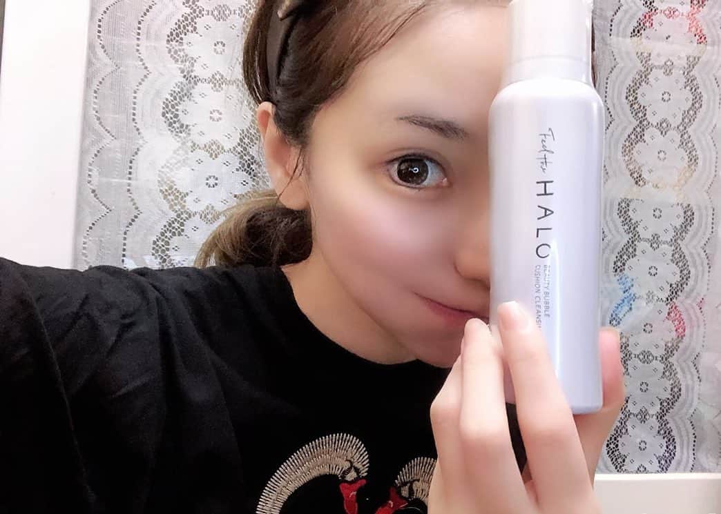 のインスタグラム：「文字の見え方のバグで上げ直しました、見てくれた方とってもごめんなさい〜😭🙏  有名なヘアメイクさんもおすすめしていて気になっていた#Feel the HALO (@feel_the_halo ) 🛁💚♥️ 高濃度100％炭酸を閉じ込めた泡クレンジングで特許を取得しているそう🥺💓🏆  マツエク付けていても使えるし、 使ってから目に見えて毛穴が目立たななくなっきていて、 めちゃくちゃ嬉しい😭  防腐剤や合成着色もなしの無添加国内生産なのも最高◎！！✨  #feelthehalo #halo_pr #炭酸クレンジング #フィールザハロ #炭酸洗顔 #スキンケア #美容　 目アートメイクとカラコン入ってます♡ 眉毛はない😙😙😙」