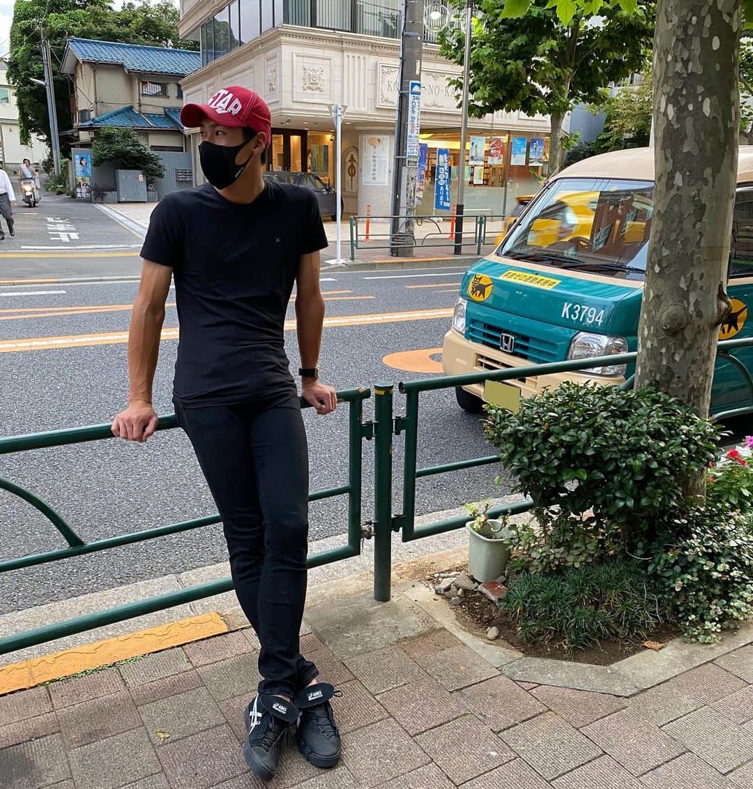 綿貫陽介のインスタグラム：「アシックスさんからスケートボードシューズを頂きました！😁😁 ずっと前から欲しくて…めちゃくちゃ嬉しいです！ スケートボードシューズですが普段も履きやすい様にフィット感や、柔らかさがあってめちゃくちゃ履きやすくて普通の私服に履いてもかっこいいです！ 靴紐が斜めになっててベロにマジックテープ付いてて靴紐を上手くしまえる様になってます！あとめちゃくちゃ運転がしやすいです😳 #お昼ご飯の買い出し」