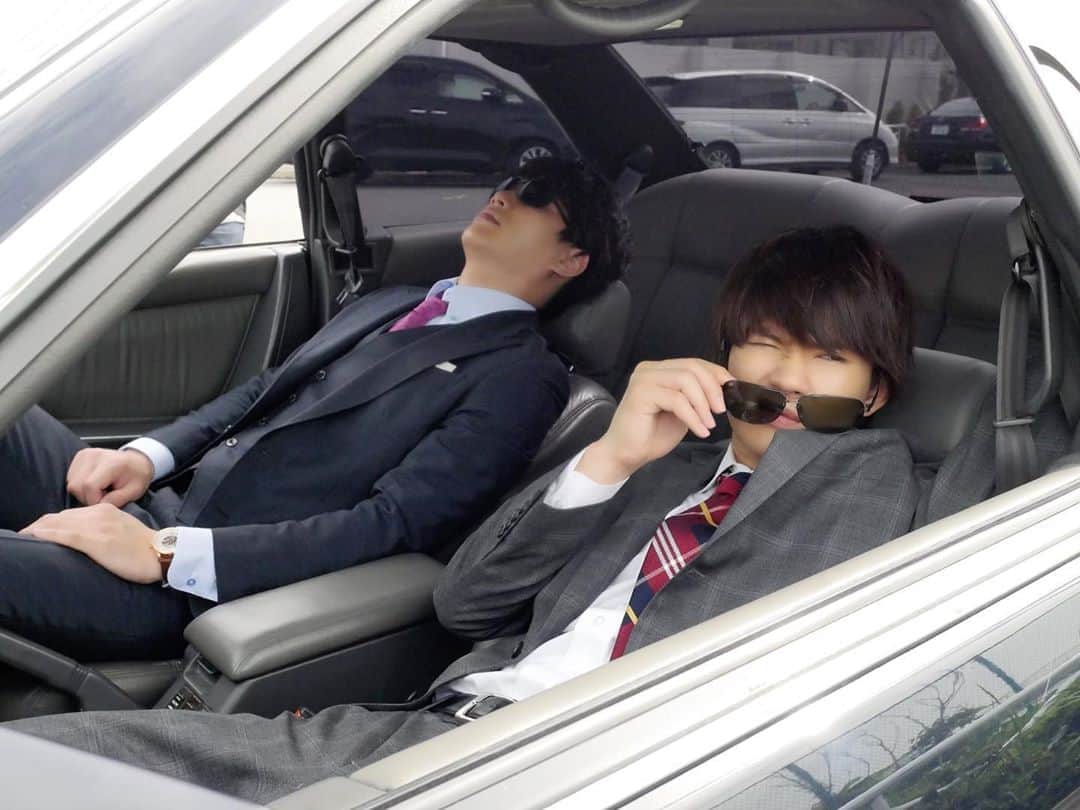 のインスタグラム：「‪#俺あぶ tvkでの放送スタートまであと4時間‼️‬ ‪クールにさぼる令和なニューヒーローの誕生まで…あと少し🦸‍♂️🦸‍♂️‬  ‪改めて、このドラマは刑事が主人公ですが、いわゆる刑事ドラマなシーンはほぼありませんのでどうぞご注意ください笑‬ ‪#俺たちはあぶなくない ‬ ‪#鈴木伸之 #佐野勇斗‬ ‪#ドラマ特区 ‬」