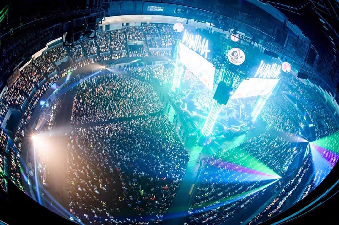WANIMAのインスタグラム：「「COMINATCHA!! TOUR FINAL」﻿ ﻿ 開催がもうそこまで来ておりますが﻿ ﻿ 明日18日22:00よりWANIMA公式YouTubeチャンネルにて…﻿ ﻿ 「Everybody!! TOUR in幕張メッセ」﻿ ﻿ LIVE配信にてお送りします!!﻿ ﻿ https://youtu.be/xyEAmaIY3Uc﻿ ﻿ 上記URLにて18日22:00より開催!!﻿ ﻿ #WANIMA」