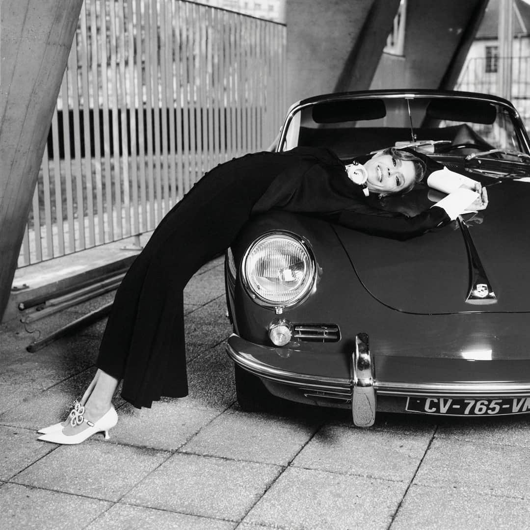 Loeweさんのインスタグラム写真 - (LoeweInstagram)「The LOEWE FW20 Women's publication.   Photographed by Fumiko Imano, the new publication tells the story of Chiara Mastroianni pulling up to Paris’ Maison de l’UNESCO in a classic car.   Dressed in a selection of key looks from the LOEWE FW20 collection designed by Jonathan Anderson.  See more on loewe.com  Featuring #ChiaraMastroianni Photography @FumikoImano Creative direction @Jonathan.Anderson and @MMparisdotcom Styling @BenjaminBruno_ Casting @AshleyBrokaw Make-up @PatMcGrathReal Hair Simone Mason Production @HolmesProduction  #LOEWE #LOEWEFW20 #BalloonBag」9月17日 19時00分 - loewe