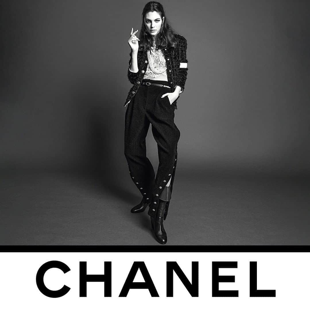 のインスタグラム：「Jodhpur pants that open over riding boots are adorned with press-studs and recall the world of horses that so inspired Gabrielle Chanel. The Fall-Winter 2020/21 Ready-to-Wear collection is now in boutiques.  Photographed by Inez & Vinoodh.  #CHANELFallWinter #CHANEL @Le19M #Le19M @Lesage #Lesage @inezandvinoodh #InezandVinoodh @Vittoria」