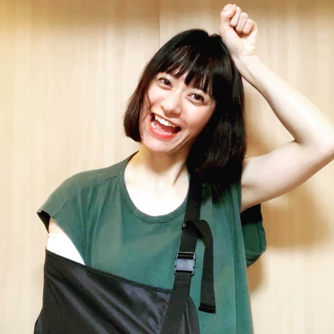 のインスタグラム：「【#こいたチャンネル 更新✨】 お知らせするか否か迷いましたが、自分が自分らしくいられる為にも、勇気を出してご報告させて頂きます！ ・ 【悲報】こいたチャン、人生初の骨折しました。https://youtu.be/KEBkLJr9U5c ・ まさかの人生初の骨折してしまいました。 骨折した理由は、動画でお話してます🎥 @na0mi1003 のURLよりご覧下さい！ ・ そして、YouTubeの方に励ましコメント頂けたら飛んで(腕に響かない様に)喜びます❤️ ・ ・ 一先ず、安静に！ 少しでも早く復活出来るよう努めます！！ ・ YouTube更新も変わらずやっていきます！ 利き手使えないけど…編集レベル変わらずやってやるぜ★ ・ ・ #小板奈央美 #こいたチャン #てへ顔」