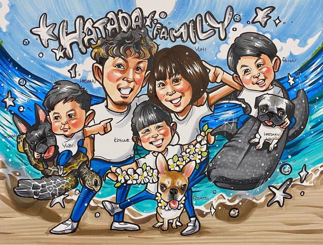 似顔絵★𝗚𝗢𝗥𝗜𝗞𝗜𝗡𝗚のインスタグラム：「. . . 同じ方からの二枚目❤️ . . . こちらはA3サイズにご家族の全員を❤️❤️  . .  沖縄をイメージしたものをとご依頼いただき、 ジンベイザメや、海亀に登場してもらいました❤️🐢🦈⭐️✨  . . . わんぱく盛りの、息子さん達には それぞれまたがってもらい、横にはワンちゃん達も乗せてみました💕⭐️✨  . . .  勝手に想像してワクワクさせていただきました❤️w . . . 楽しいご依頼ありがとうございました😍⭐️✨ . . .  ❌❌現在は、予約受付終了してます❌❌ 。 . . .  2020年度ご予約のお客✨ 現在70番までの方へ案内中です🌟✨💕 DMの確認いただきgmailへ返信宜しくお願い致します🙇‍♀️🌟✨✨ . . . .  次回の予約応募は、2020年のご予約分を書き終える予定の 来年春から夏頃の、、、予定です。 ※あくまでも予定なので前後します🙇‍♀️ . . . .  オーダー再開の際には 人数制限あるため必ず予約ができるわけではございません。 そのことも踏まえた上で 次回ご検討いただけると嬉しいです(^^) . . また、結婚式の使用を考えてくださる方も多いです✨  前々からお伝えしていますが、 基本的に予約順に対応しているため、 近々の納期を希望される方は、 対応できないこともあるので、 あらかじめご了承ください💦 . . . . . ※今回予約が取れた方へ※ . .  写真がまだ用意できてない、入金が遅れそうなど、状況により、順番が前後することもございます‼️ あらかじめご了承ください。 。 . . . また、芸能人、キャラクターのオーダー、パロディ風オーダーはお断りしています。  芸能人については、ご本人様に直接プレゼントなどはOKです。 . . . . . . 💰料金表は過去投稿記事みてね❤💰 . . . . . ➡️ハッシュタグ⇨ goriking117料金表2019⬅️ . . ✨✨✨✨✨✨✨✨✨✨✨✨✨✨✨✨ @by.goriking のアカウントでは、 過去書かせて頂いたお客様方からの、 似顔絵のその後のお写真をいただき、 投稿しております^ - ^❤️❤️ 玄関に飾ってある似顔絵、 渡した瞬間のお写真、 ご本人とのお写真などなど💕 いろんな場面でのお写真お待ちしております^ - ^✨⭐️ . . . .  #似顔絵#pencildrawing#drawing#pencil#illust#painting#art#artwork#絵描きさんと繋がりたい#似顔絵師#gorikingの似顔絵屋さん#仲良し家族#仲良し姉弟#姉弟#愛犬#フレンチブルドッグ#パグ#犬#dogs#子供#🐶#kids#kids_japan#沖縄#okinawa#comicart#anime#animeart#comicartist#animejapan」